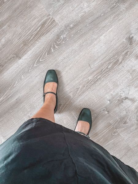 In my ballet flat era… 

These cute black ballet flats are so perfect for spring. The ballet flat and ballet dress trend of everywhere and glad I snagged this pair. They are comfortable and also come in a couple colors. 

Shoes for TTS. 
Spring shoes 
Spring outfit 
Ballet flat
Shoes 
Target shoes


#LTKFindsUnder50 #LTKSeasonal #LTKShoeCrush