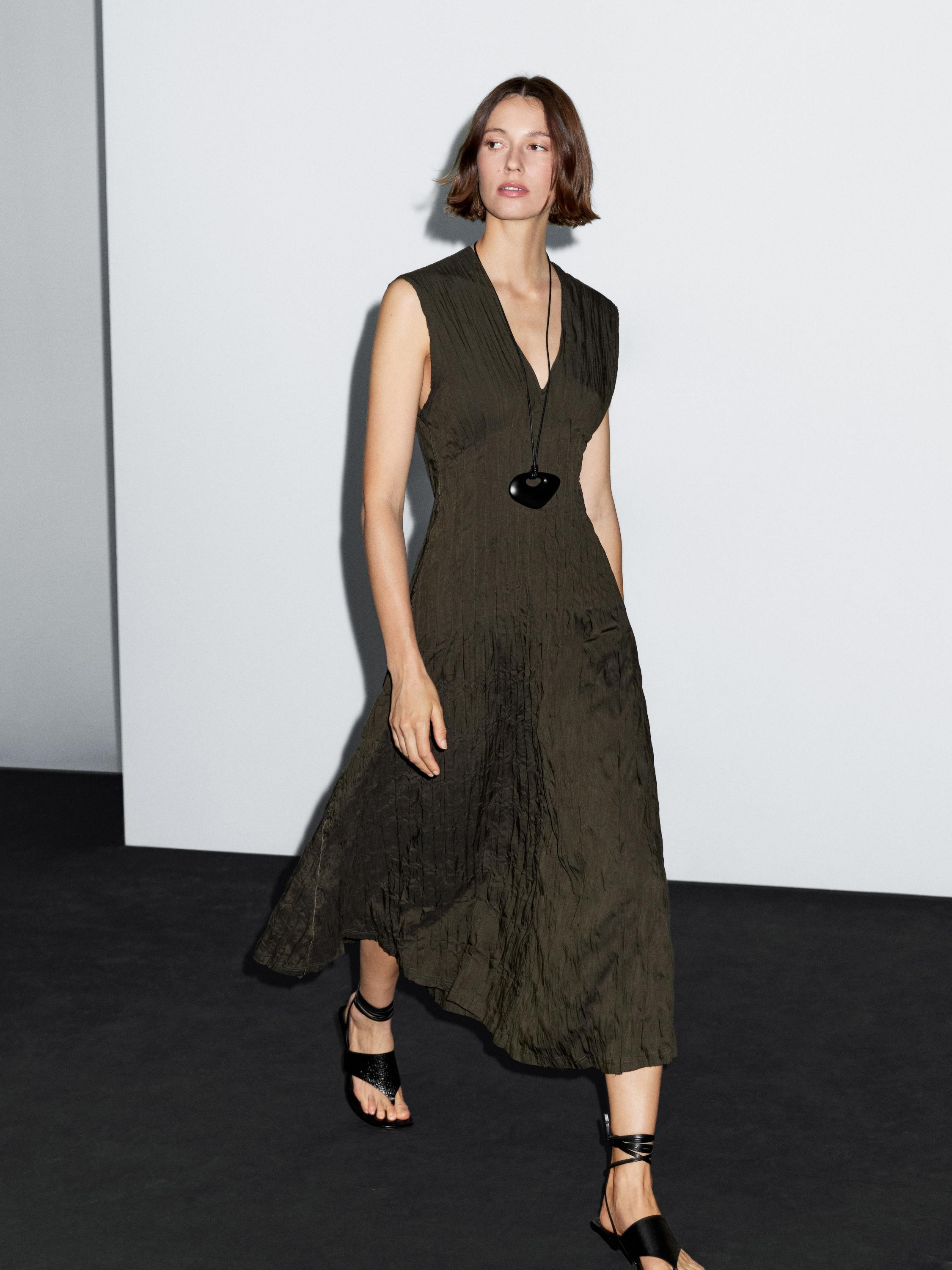 Langes Plissée-Kleid in Knitteroptik · Entengrün · Mützen Und Hüte | Massimo Dutti | Massimo Dutti DE