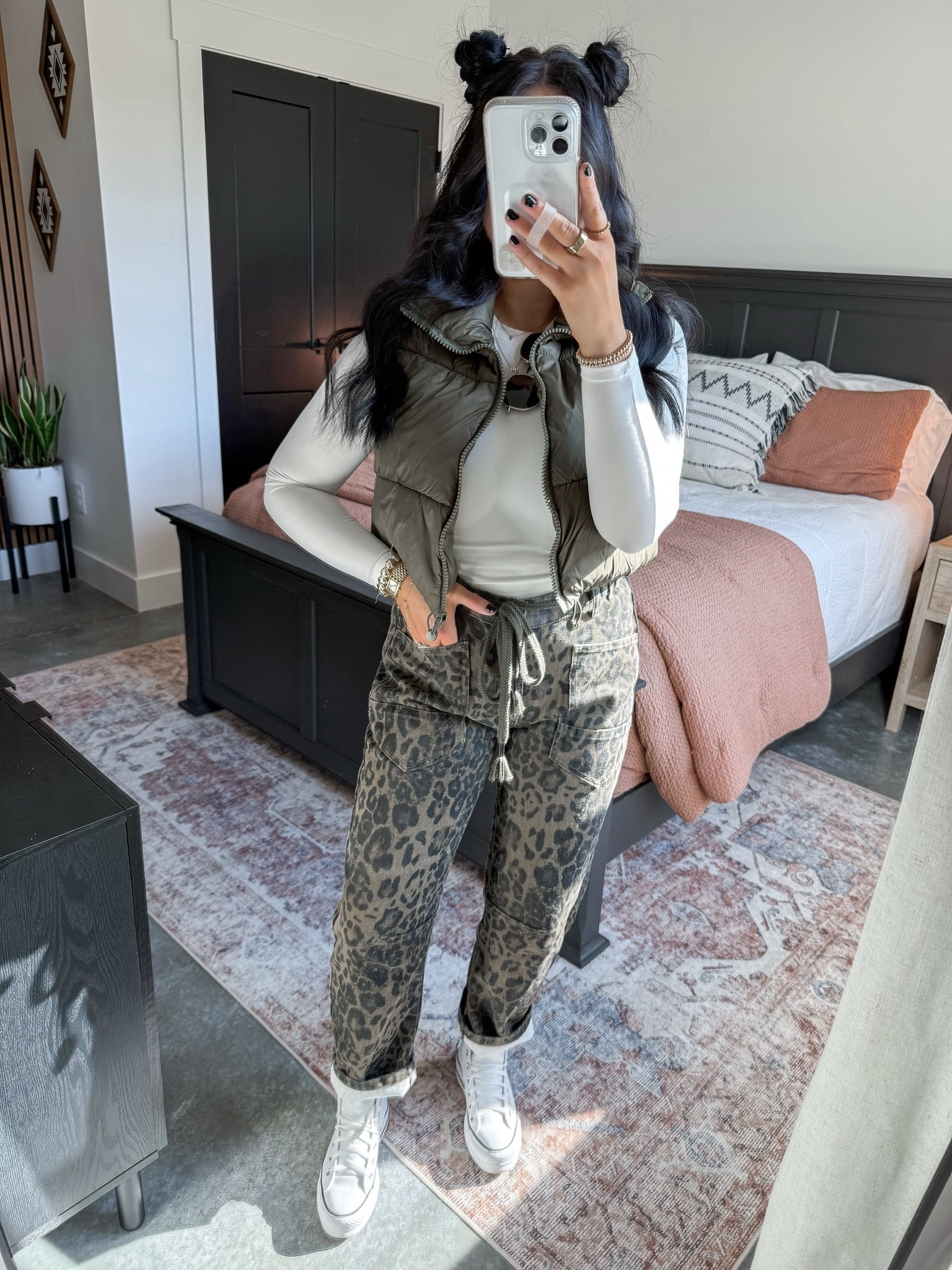 Low Effort OOTD 🤍

Long Sleeve - small
Puffer Vest - small
Leopard Jeans - small