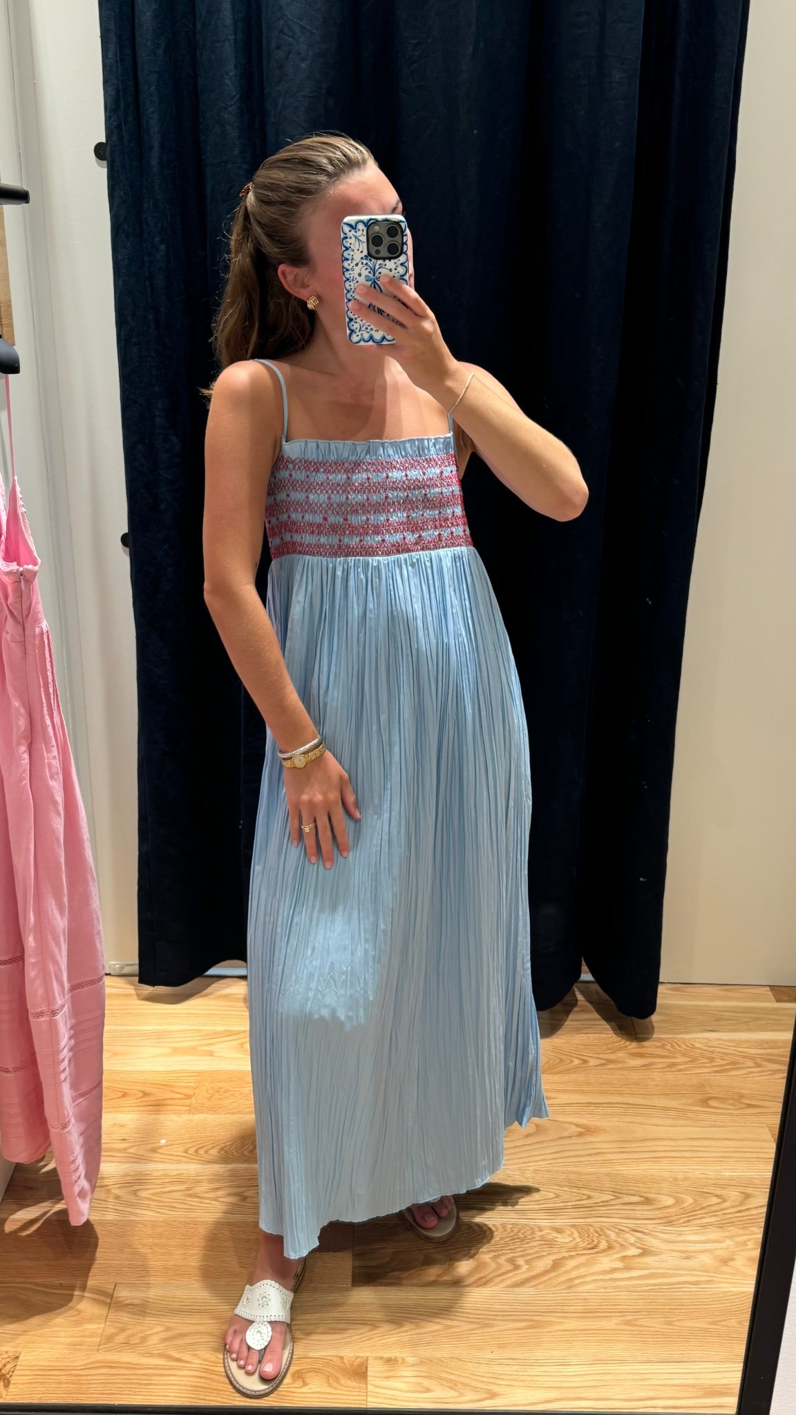 Wearing an xs and I’m 5’2”! I could have sized down as a small-chested girl, they didn’t have xxs in store.