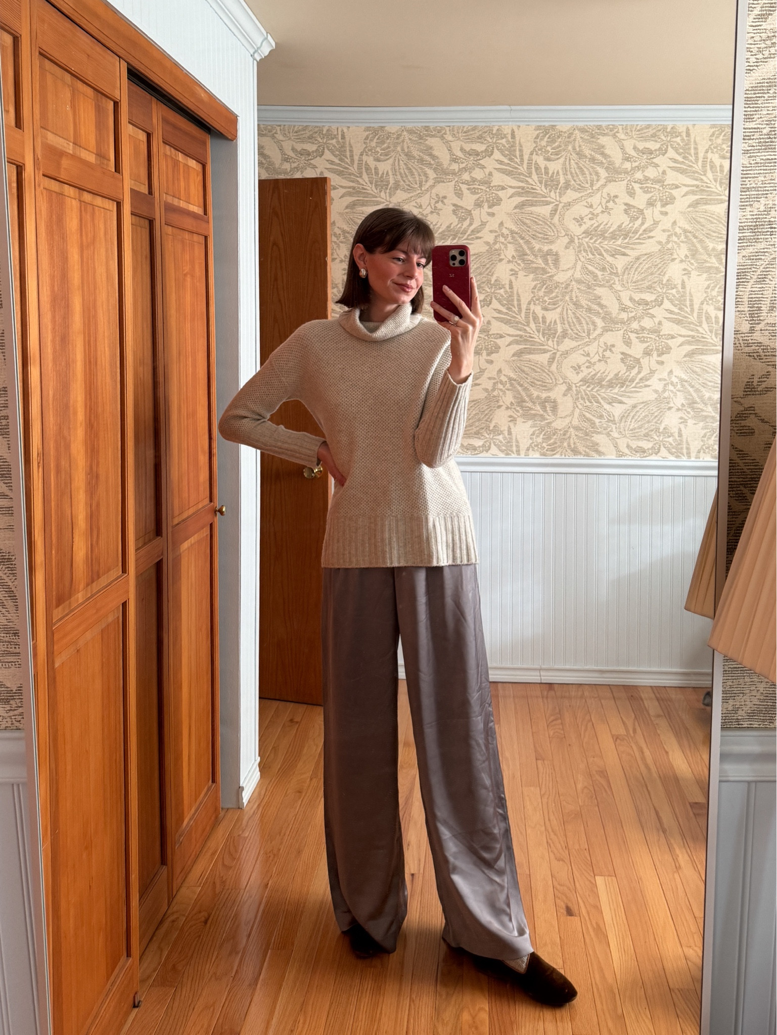 All grey outfit
Birdies loafers
Cashmere turtleneck sweater
Corporate girlie
Women in STEM