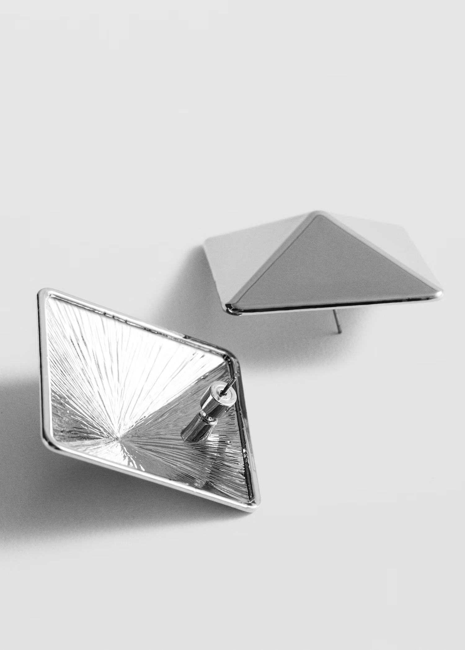 Viereckige Ohrringe - Damen | MANGO Deutschland | MANGO (DE)