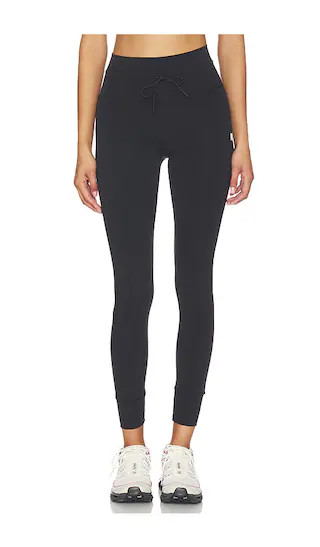 Vuori Daily Form Legging in Black. - size M | Revolve Clothing (Global)
