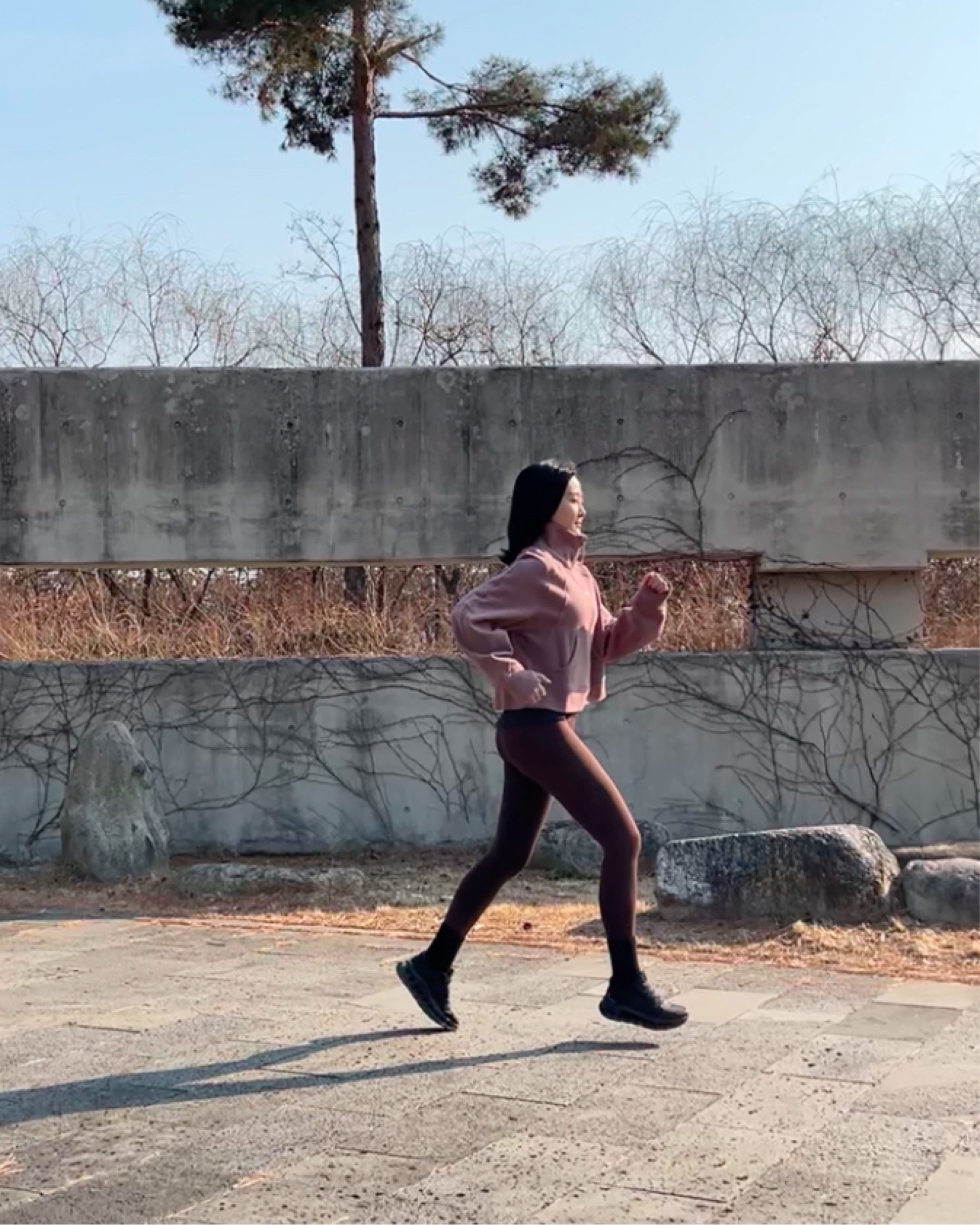 Mocha mousse mood🤎
룰루레몬 운동복과 함께 새해 겨울 운동 시작!
평소보다 조금 더 밖에 자주 나가고 뛰기로 다짐했어요.
with Lululemon & On running

따뜻하고 부드러운
올해의 팬톤 컬러 모카 무스 스타일링🤎 

Lululemon Scuba 룰루레몬 스쿠바 오버사이즈드 하프넥 풀집 M사이즈 
Rulu gathered waist long sleeve top 개더드 웨이스트 롱슬리브 티셔츠 M사이즈 
Wonder train high-rise tights 원더트레인 하이라이즈 타이츠 아시아핏 24인치 레깅스 S사이즈
On running cloudtilt eclipse 온러닝 클라우드틸트 이클립스 블랙 235 정사이즈

부드럽고 따뜻한 겨울 러닝, 데일리웨어 추천템
Korean style OOTD📍Seoul, Korea

 

#LTKfitness #LTKkorea #LTKasia