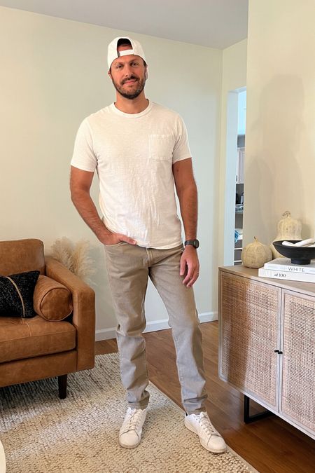 Easy outfit for the guys! Joe is 6’2” 195ish lbs with an athletic slim build and wears a L in tops and 33x34 or L in pants. 

Men’s outfit idea, Abercrombie mens
