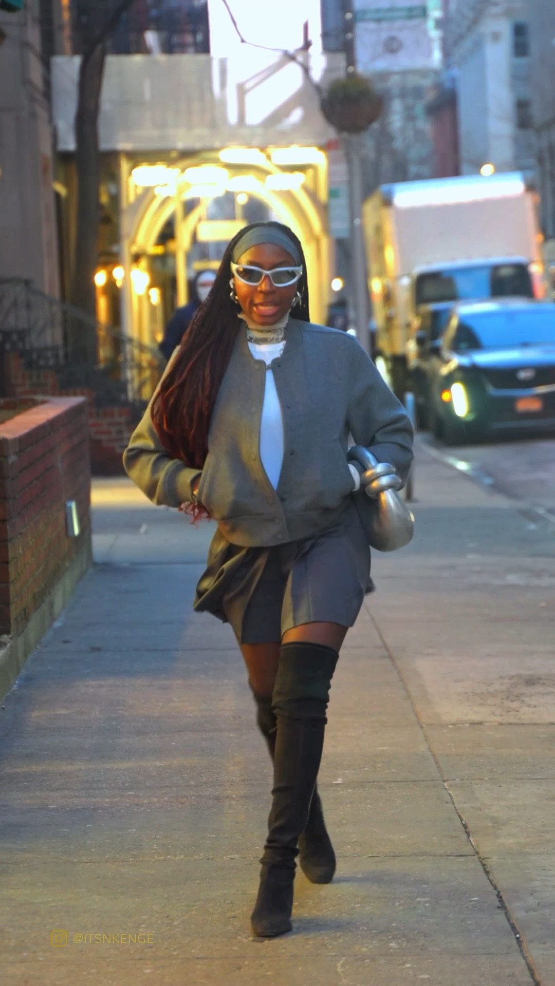 Always love me a tonal look. This time I’m working with dark grey! 