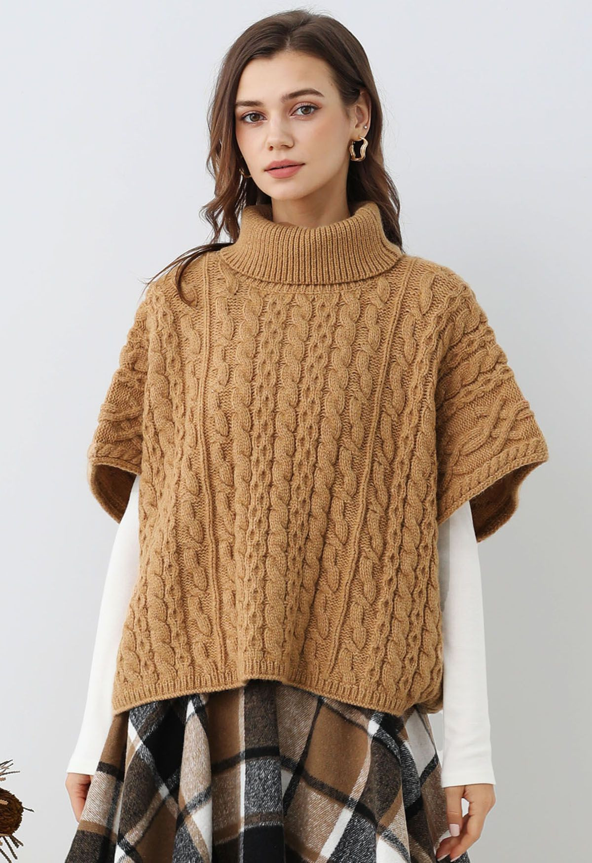 Warmer Rollkragen-Cape-Pullover mit Zopfmuster in Camel | Chicwish