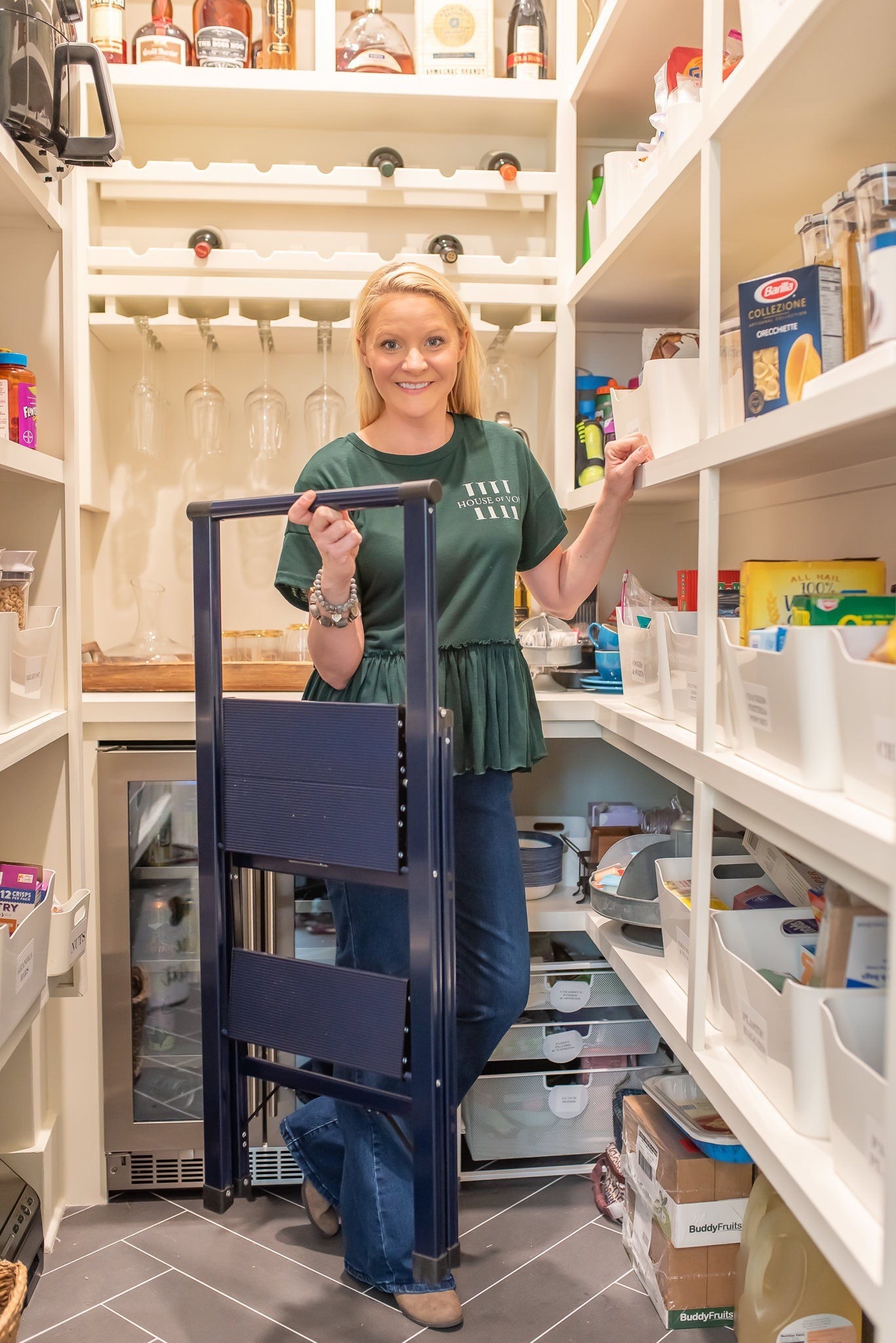 Adding storage above made easier with this beautiful thin ladder. Light as a feather while being extremely sturdy! 
.
.

#OrganizedLife 
#kitchenorganization 
#savannahorganizer 
#houseofvon  #savannah #professionalorganizer #declutter #professionalorganizing  