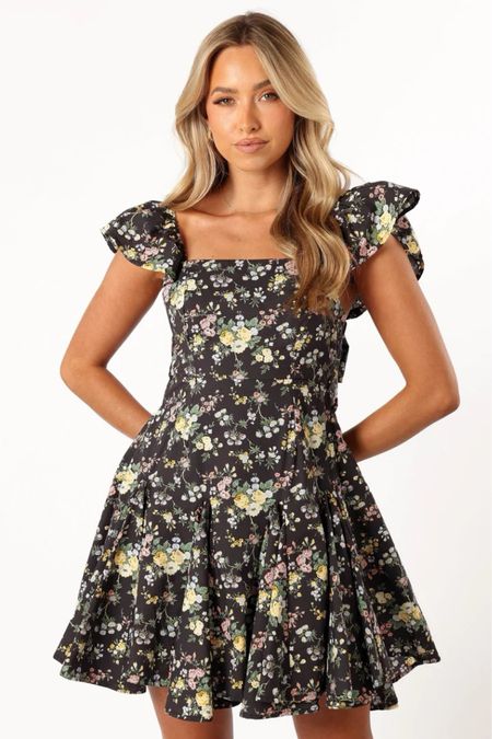 This dress 🙌🏻 
•
•
•

White dress, holiday dress, Floral print dress, florals, Pink dress, purple dress, little black dress, black party dress, Blue dress, cobalt dress, blue mini dress, puff sleeves, Navy dress, beach dress, swim coverup, spring outfit, spring nights, spring prints, Petals, red, white gown, wedding guest dresses, strapless outfits, stunning dresses, jaw dropping designs, rosy, florals, spaghetti straps, fall evenings, black dress, sun dress, mini dress 

#LTKfindsunder100 #LTKstyletip #LTKparties