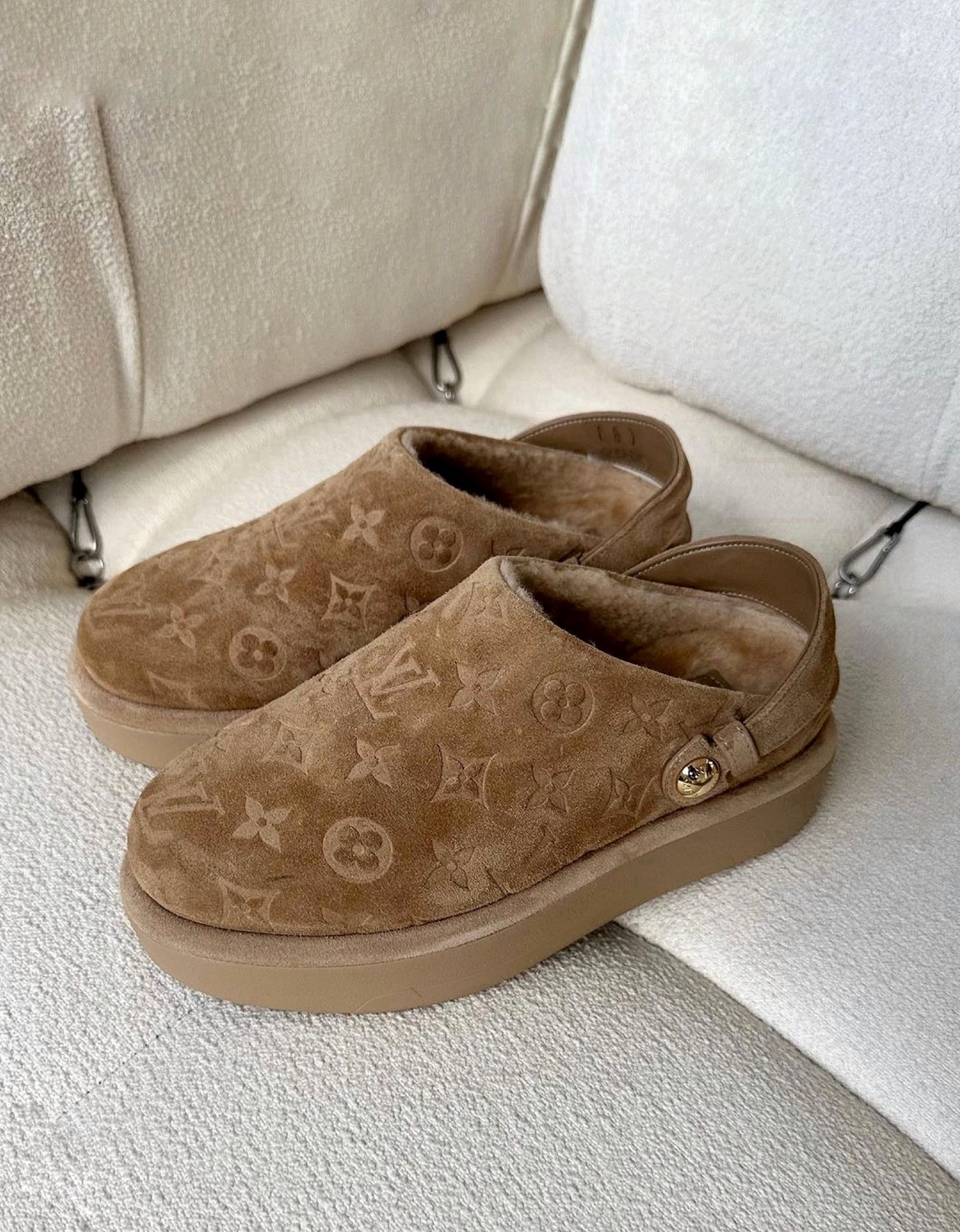 LV aspen clogs🍂🤎

#LTKautumn #LTKcanada #LTKwinter