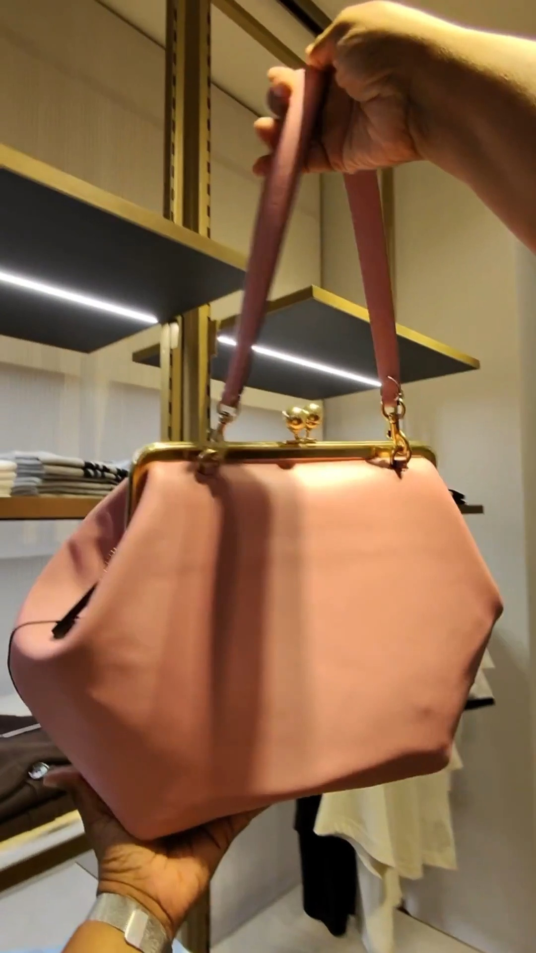 I can’t get over how classy this pink Coach Kiss Lock bag looks with any outfit — a forever favorite! ✨Check back for availability !
#coach #coachbags #designerstyle


#LTKItBag