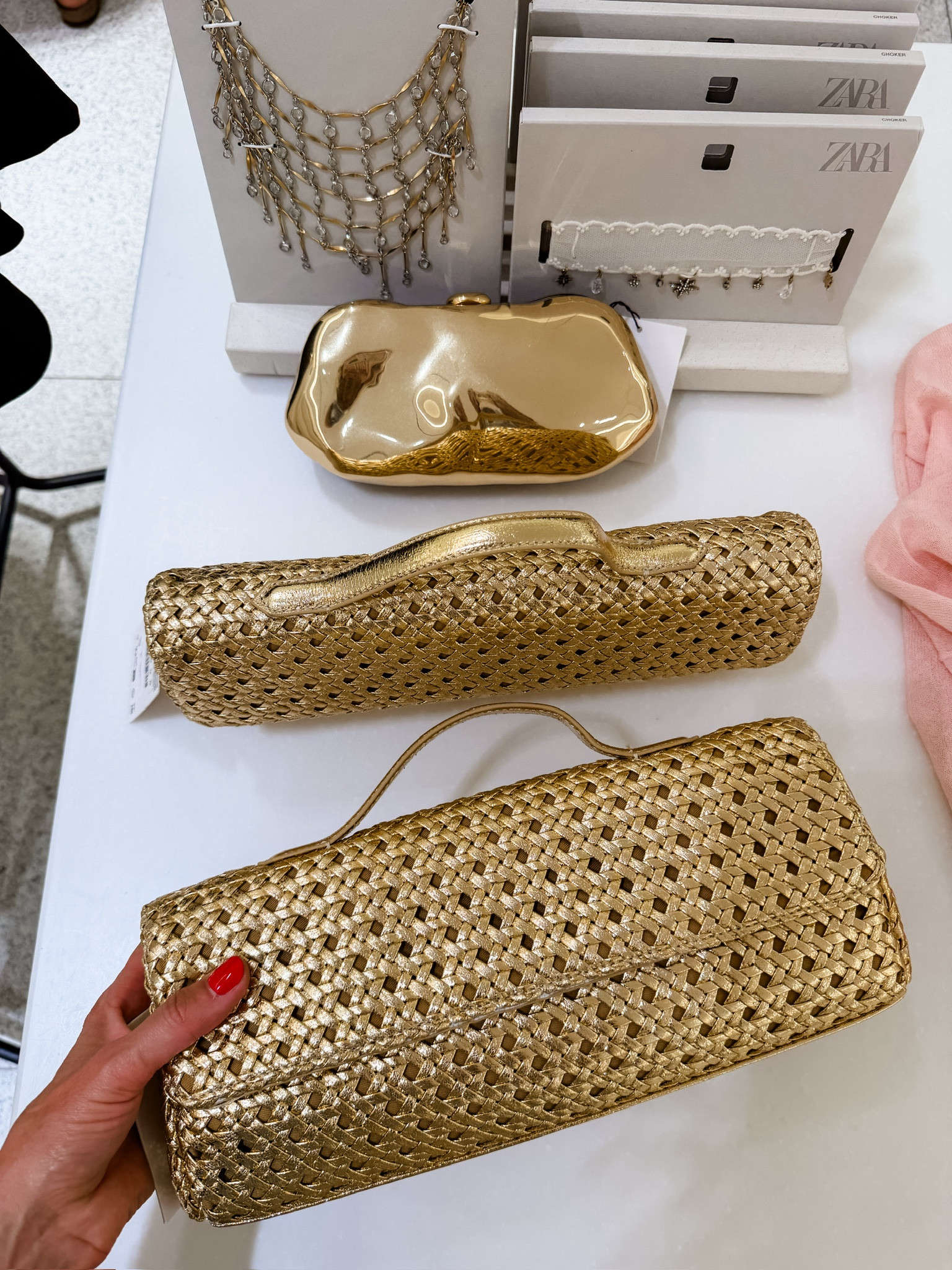 How cute is this gold clutch?! This would be perfect for weddings or events!

Loverly Grey, Zara, gold clutch 

 