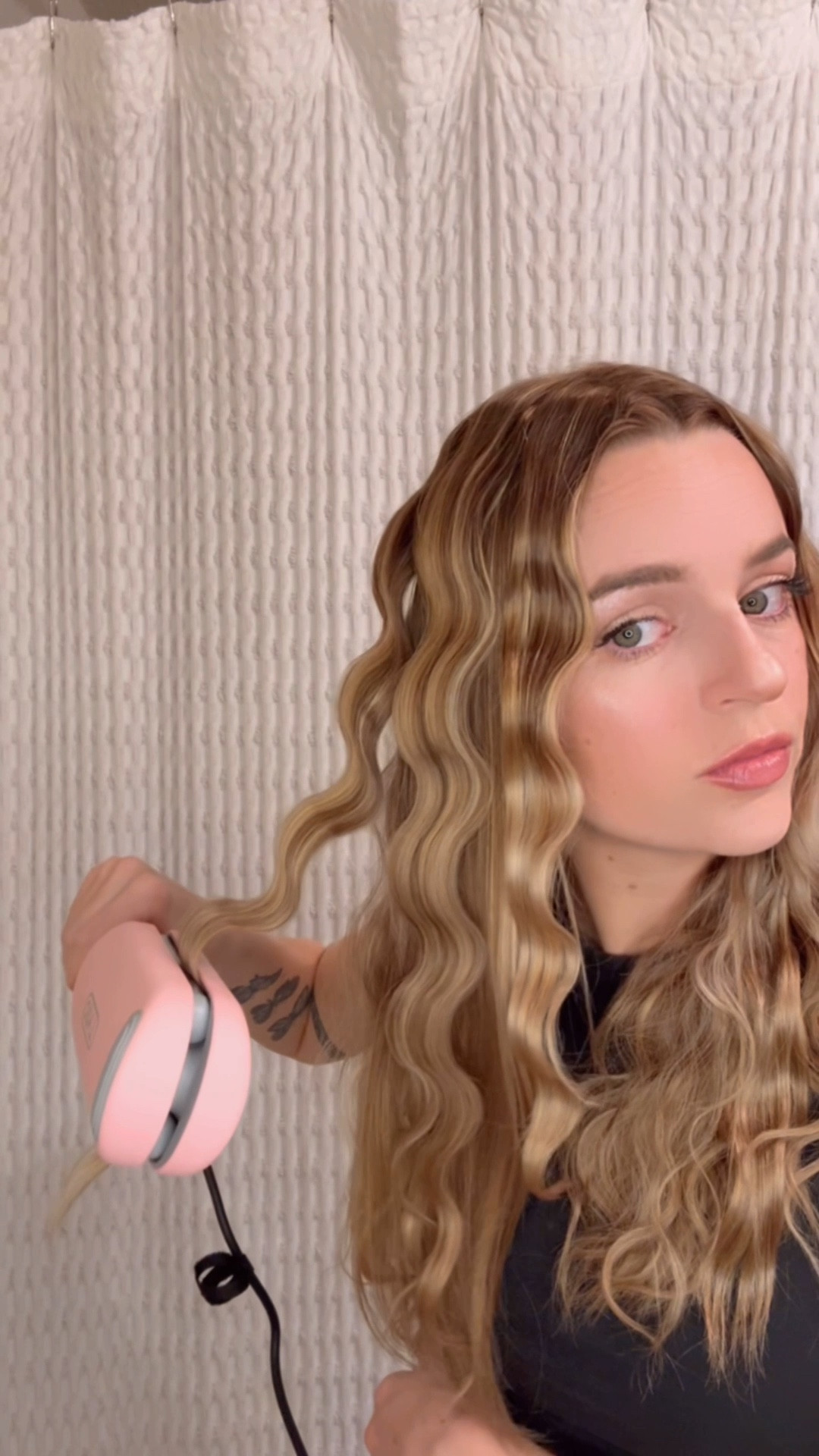 Okay I finally get it… I understand why everyone is so obsessed with this product. It’s honestly so fun to use and I could do this every day! This took less than 15 minutes and it lasted multiple days! Mermaid waves are back and we are so ready! 😆✨🧜‍♀️

@tymo_fashiontech 

#tymobeauty #curlstymo #hairtutorıal #hairstyle #howto