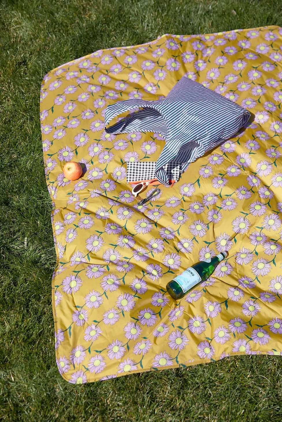 BAGGU Puffy Picnic Blanket | Urban Outfitters (US and RoW)