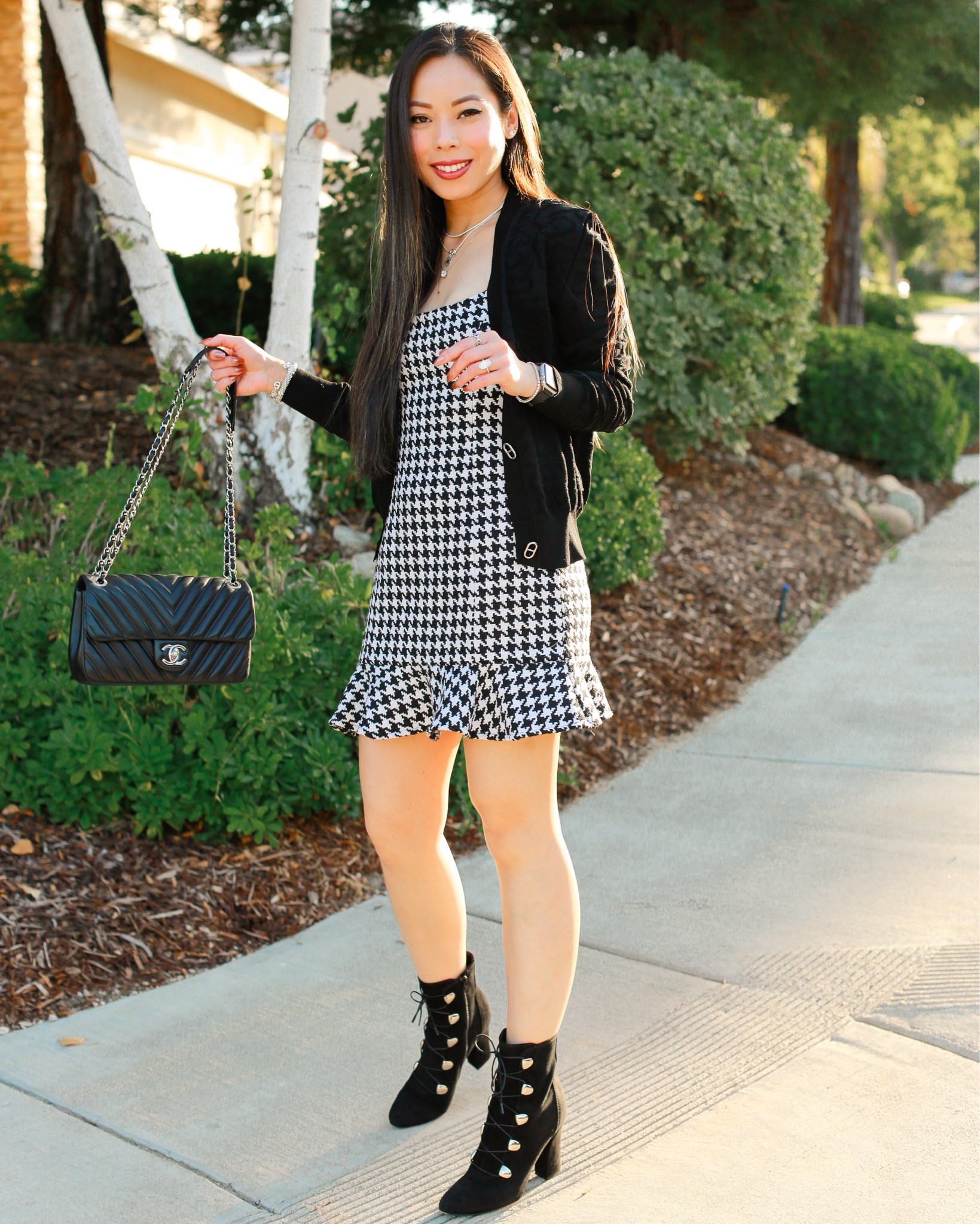 On my blog 🖤 https://hautepinkpretty.com/lookbook/what-to-wear/fall-houndstooth/ (🔗 in profile!)

📸 @supermandyer