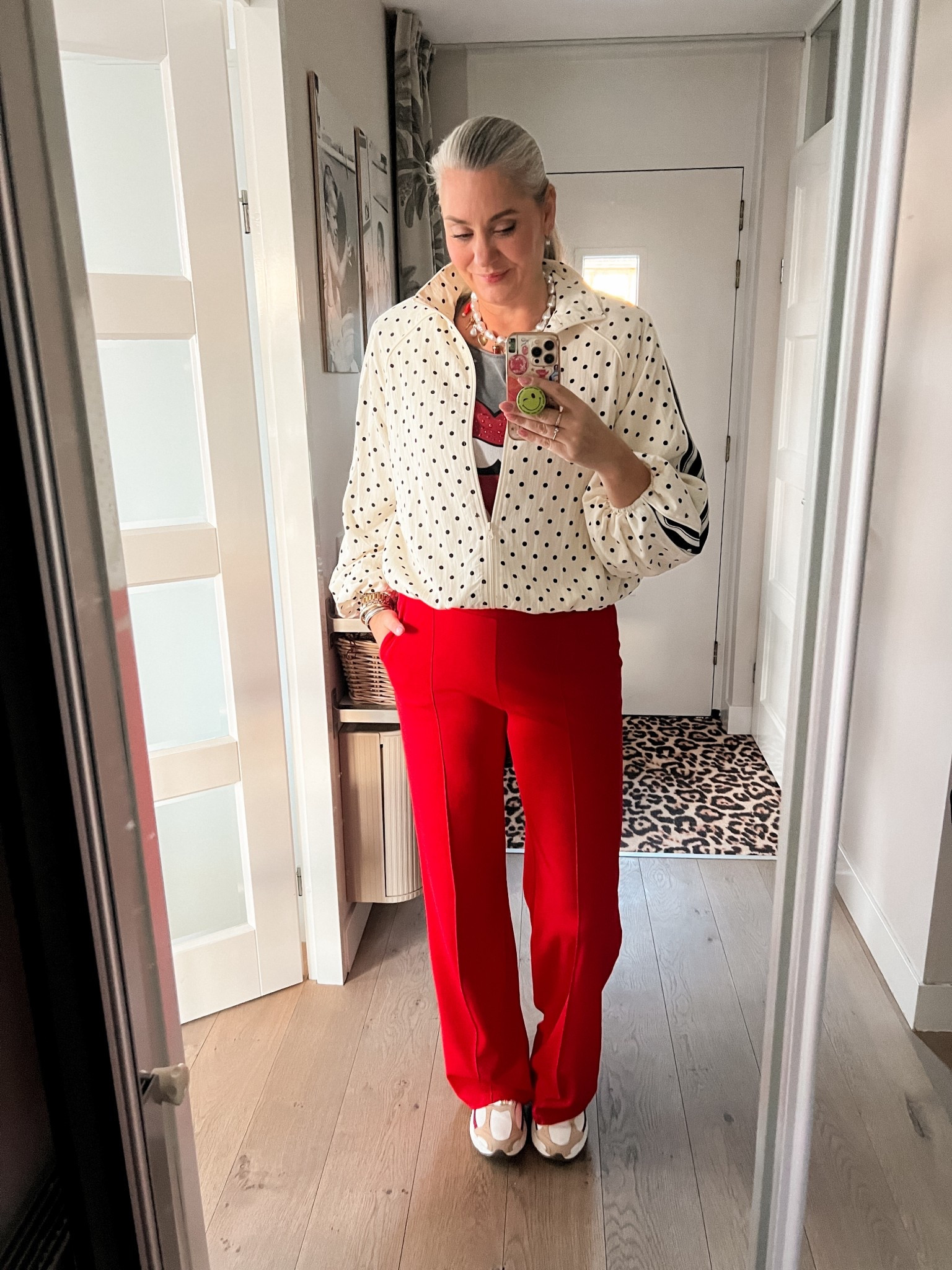 OOTD - woensdag. Rode broek van Miss Etam Lang (L), polkadot jasje van Shoeby (M/L), Rolling Stones t-shirt is een heeeeele oude van H&M. Nike V5 sneakers. 



#LTKMidsize #LTKTall #LTKootd