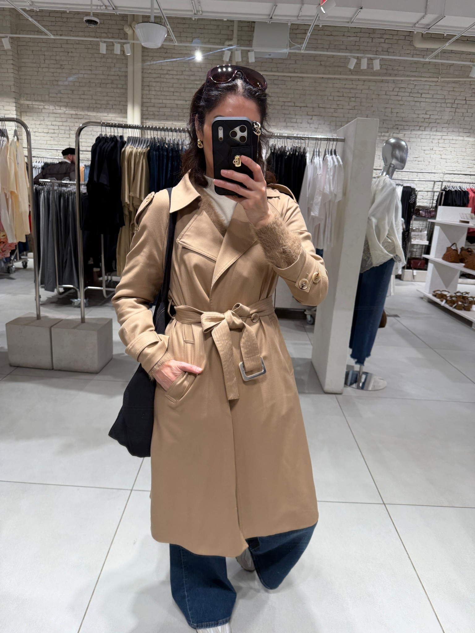 New York Outfit these days:
Trench coat, dark denim jeans, new balance 327 sneakers 