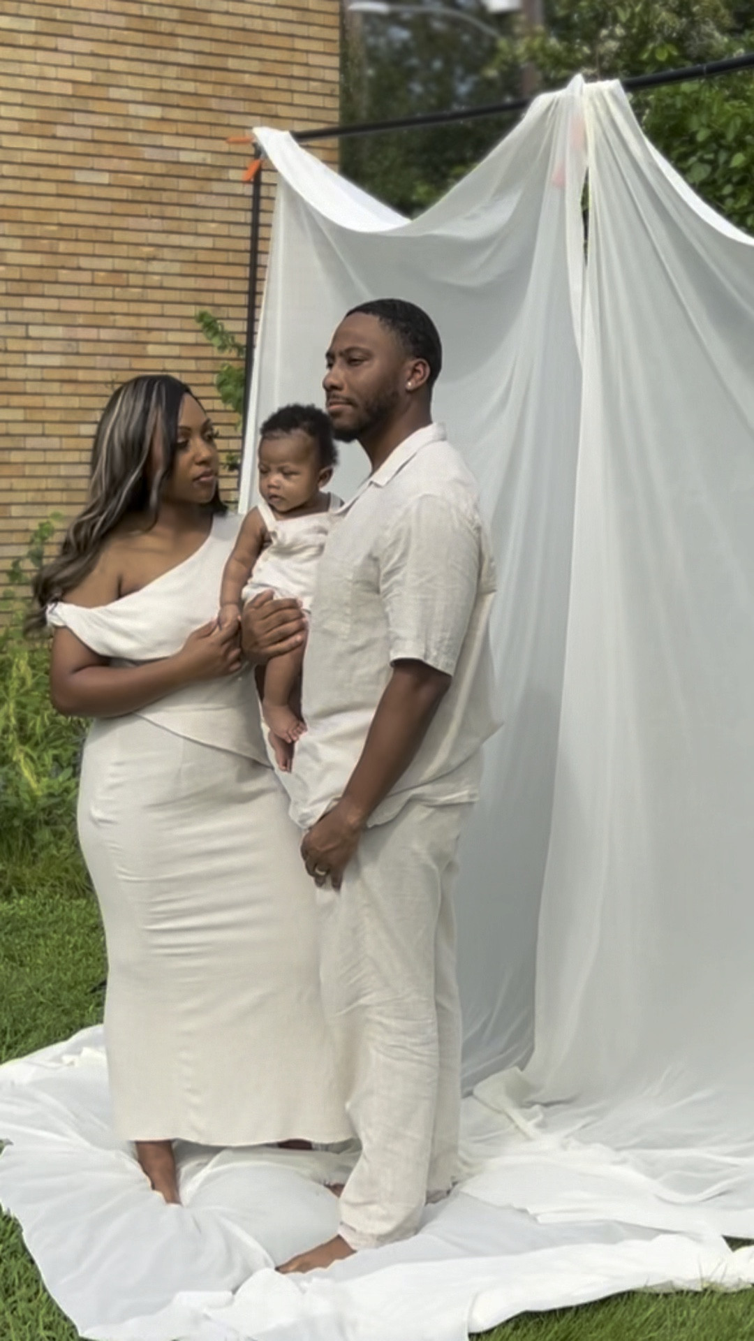 First Family Portraits Ready 📸

Linen | Outdoor Photos | Family Pictures 

#LTKMens #LTKFamily #LTKStyleTip