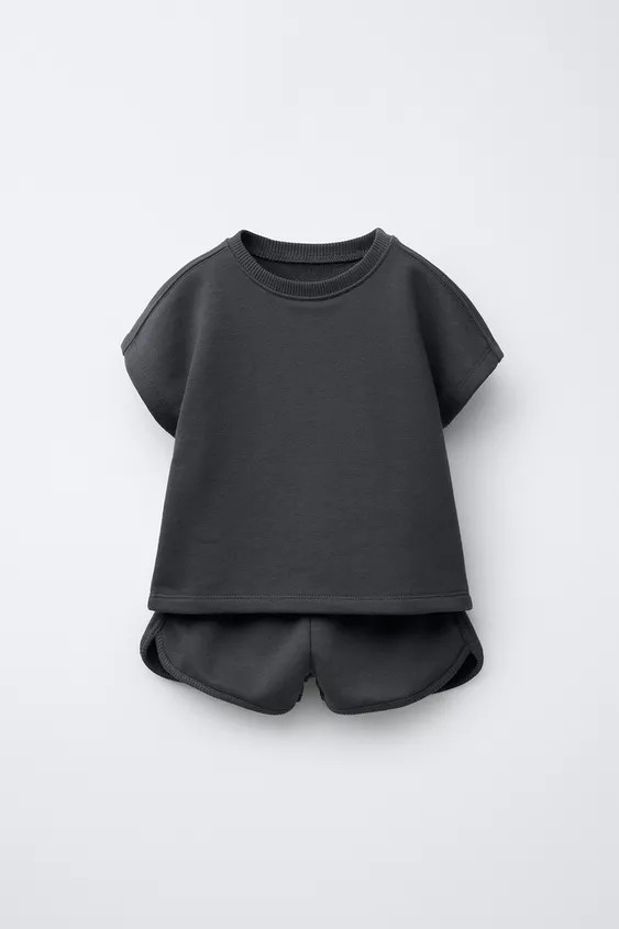 Two-piece set. Short sleeve T-shirt with round neck. Bermuda shorts with elastic waistband and bo... | Zara US