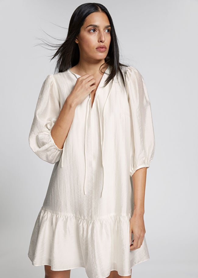 Avslappnad klänning med puffärm | & Other Stories US
