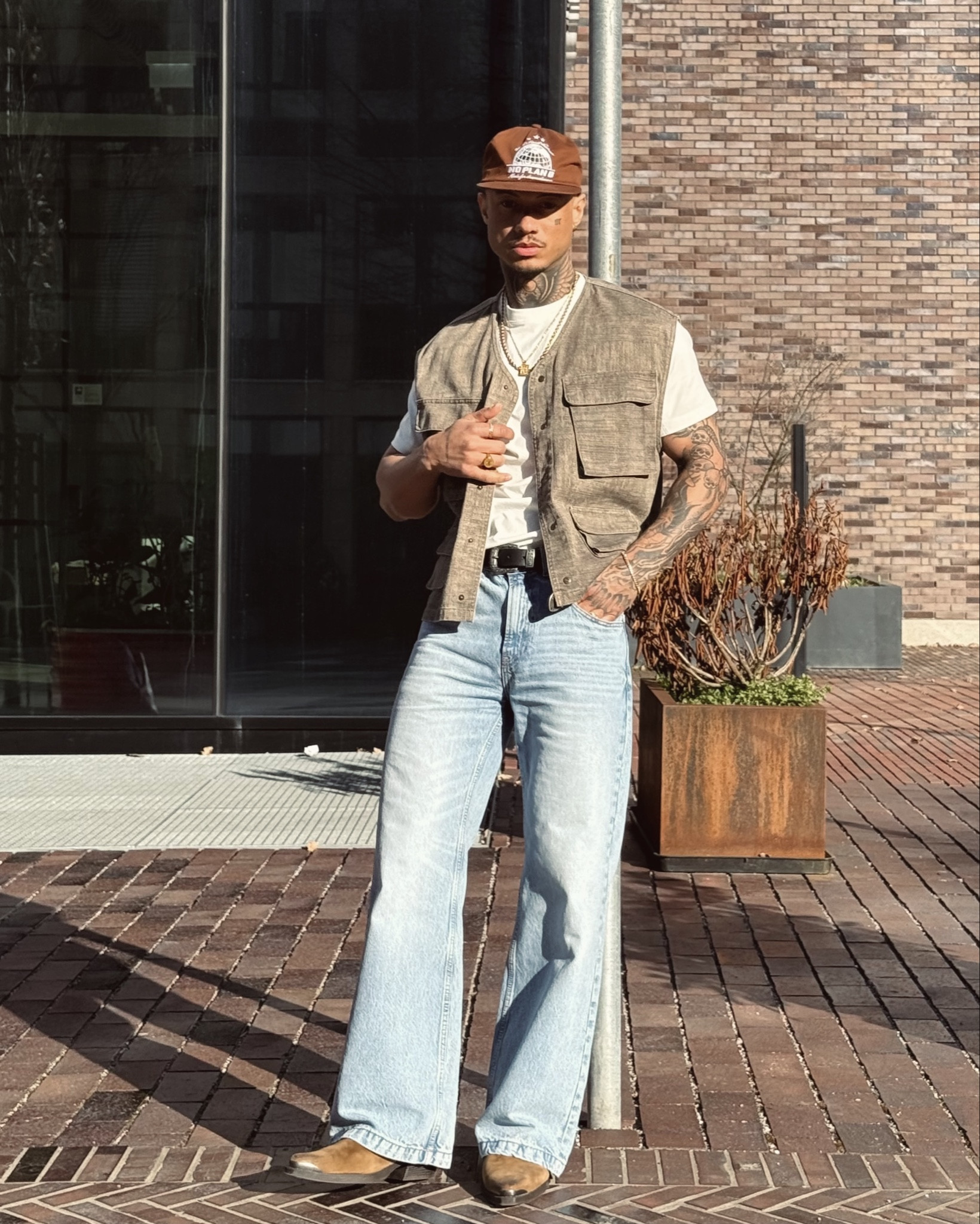 Weste und bootcut Style #weste #flaredjeans #bootcut #boots #cap #western

#LTKstyletip #LTKherren #LTKdeutschland