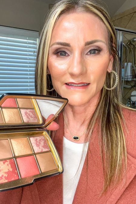 Hourglass palette for medium skin color. Great for travel  

#LTKover40