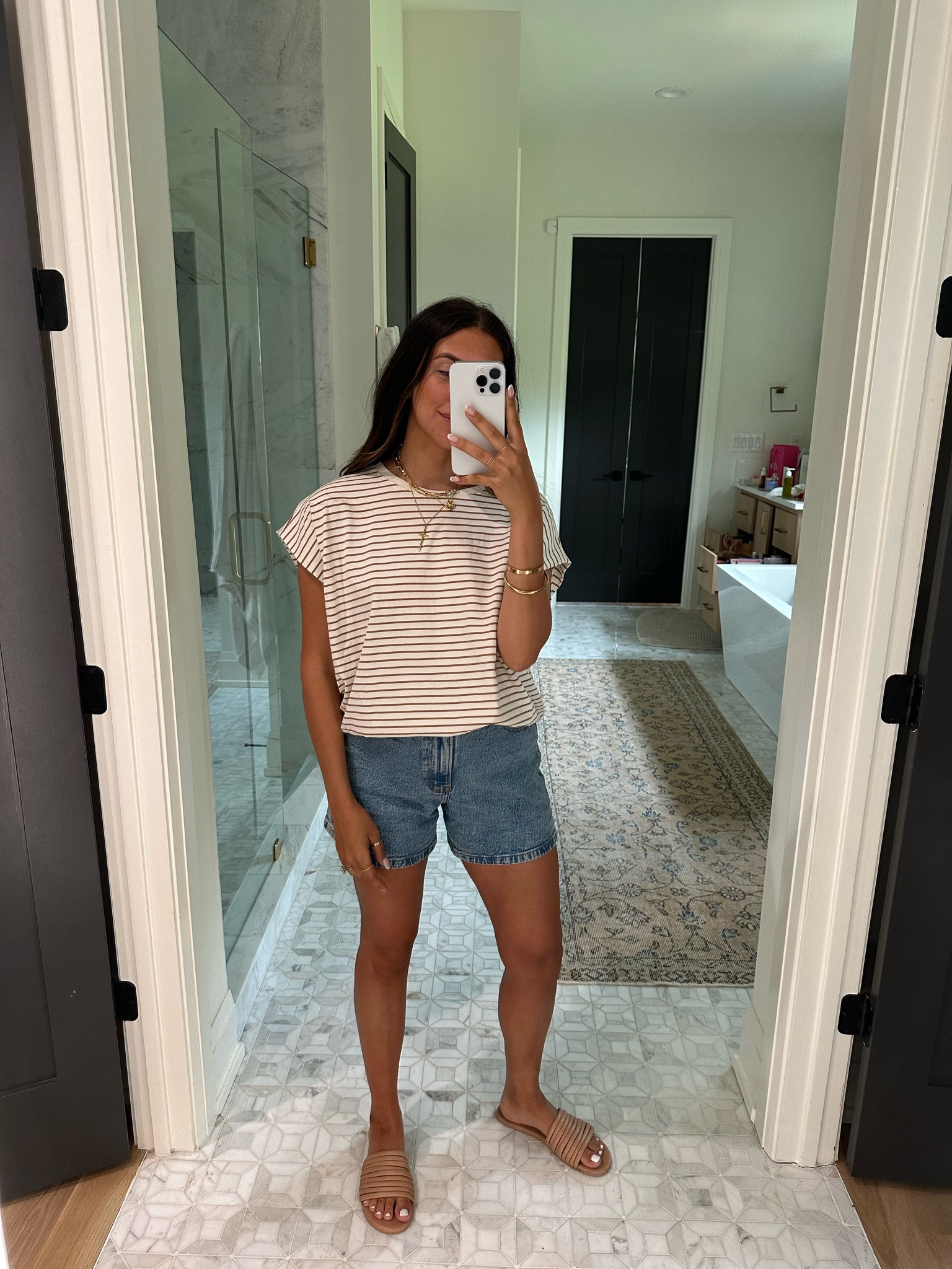 Top: medium
Shorts: 28

Love the sleeve length on this top! Staple basic to keep in your closet that is good quality 