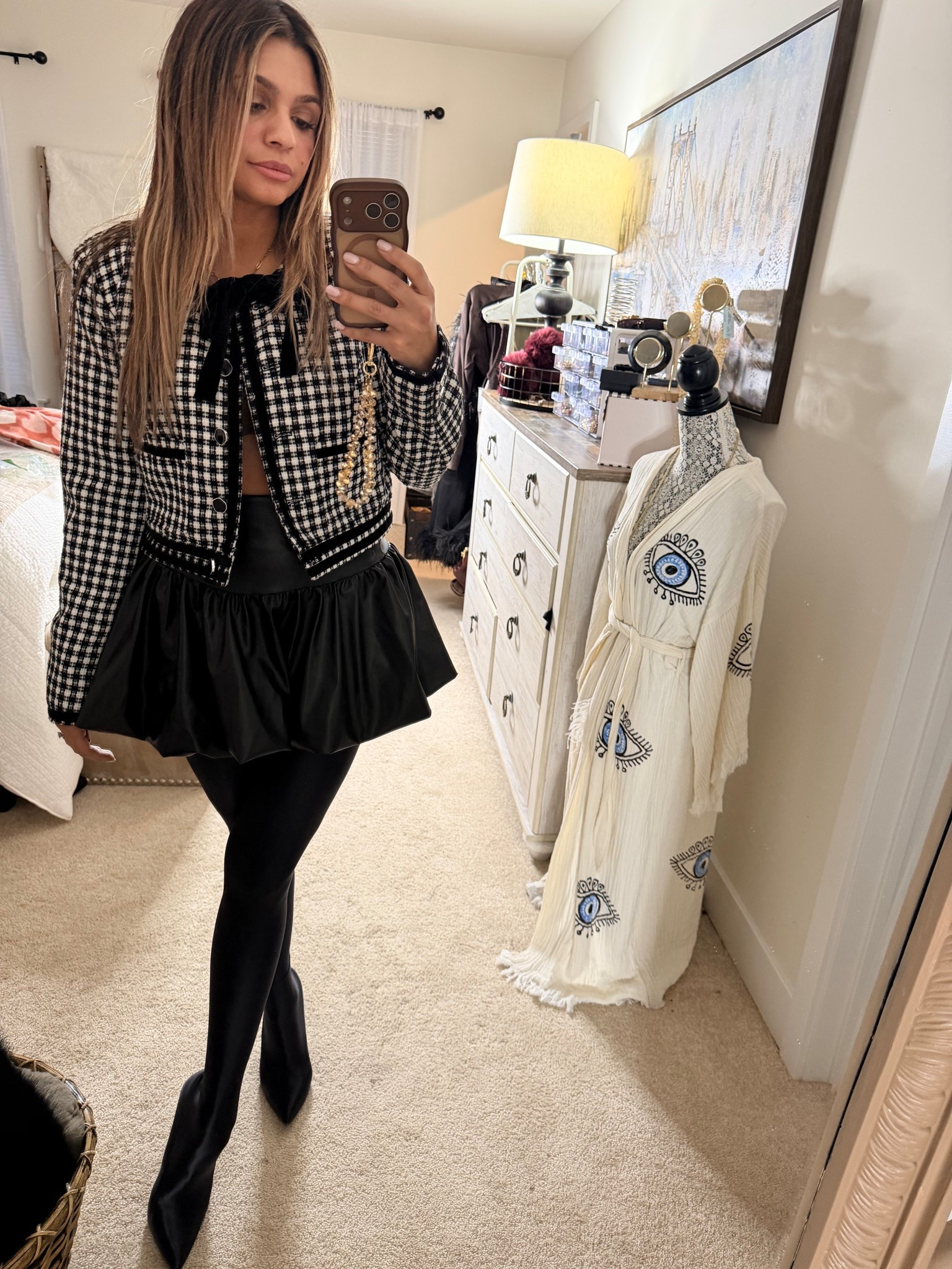 Love this cropped jacket! Would be super cute for a date night 

#LTKValentine #LTKgrwm #LTKdayinmylife