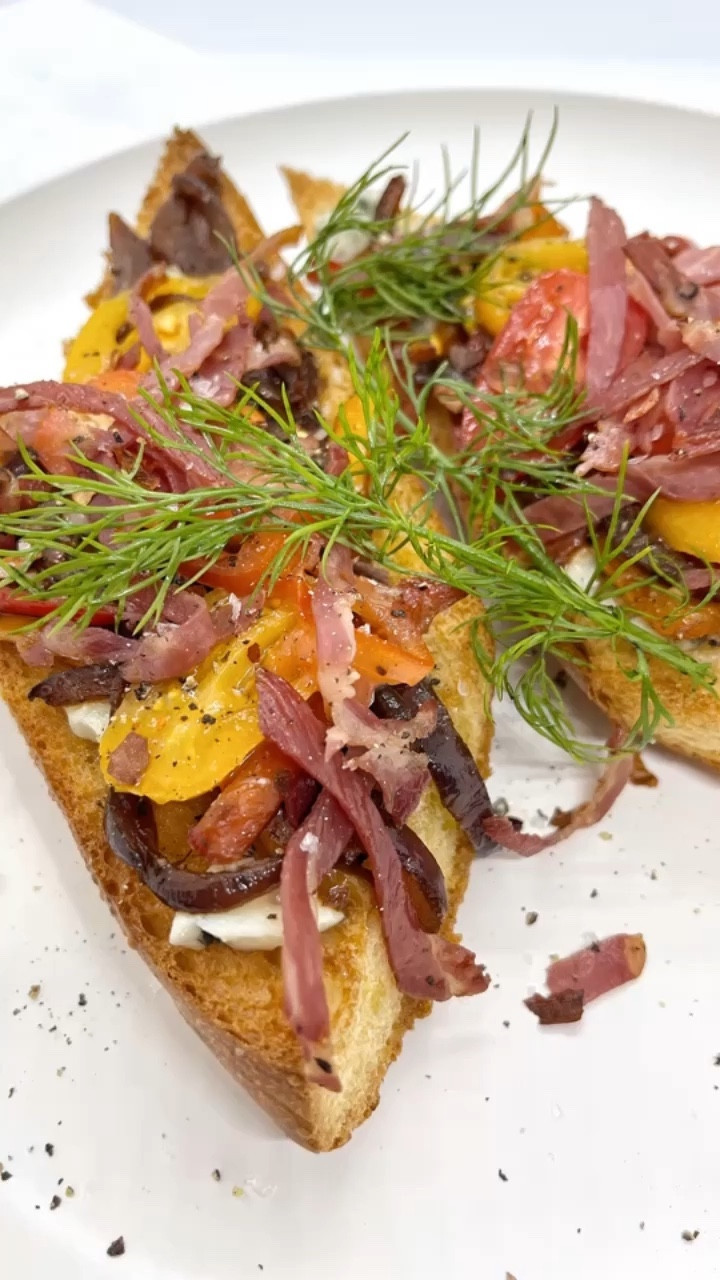 Sometimes a crispy savory French bread is all we need! 🥖 I made this over the weekend and don’t even know what to call it other than 🔥🔥🔥. 

TO MAKE: slice French bread in half, drizzle with olive oil and toast the slices. I used the @ninjakitchen Ninja Foodi on air crisp mode 400F for about 3 minutes. Then I added the bread to a plate and topped it with blue cheese crumbles, sautéed purple onions/sweet mini peppers, thinly sliced cherry tomatoes, pan fried capocollo, cracked black pepper, sea salt and fresh dill. 