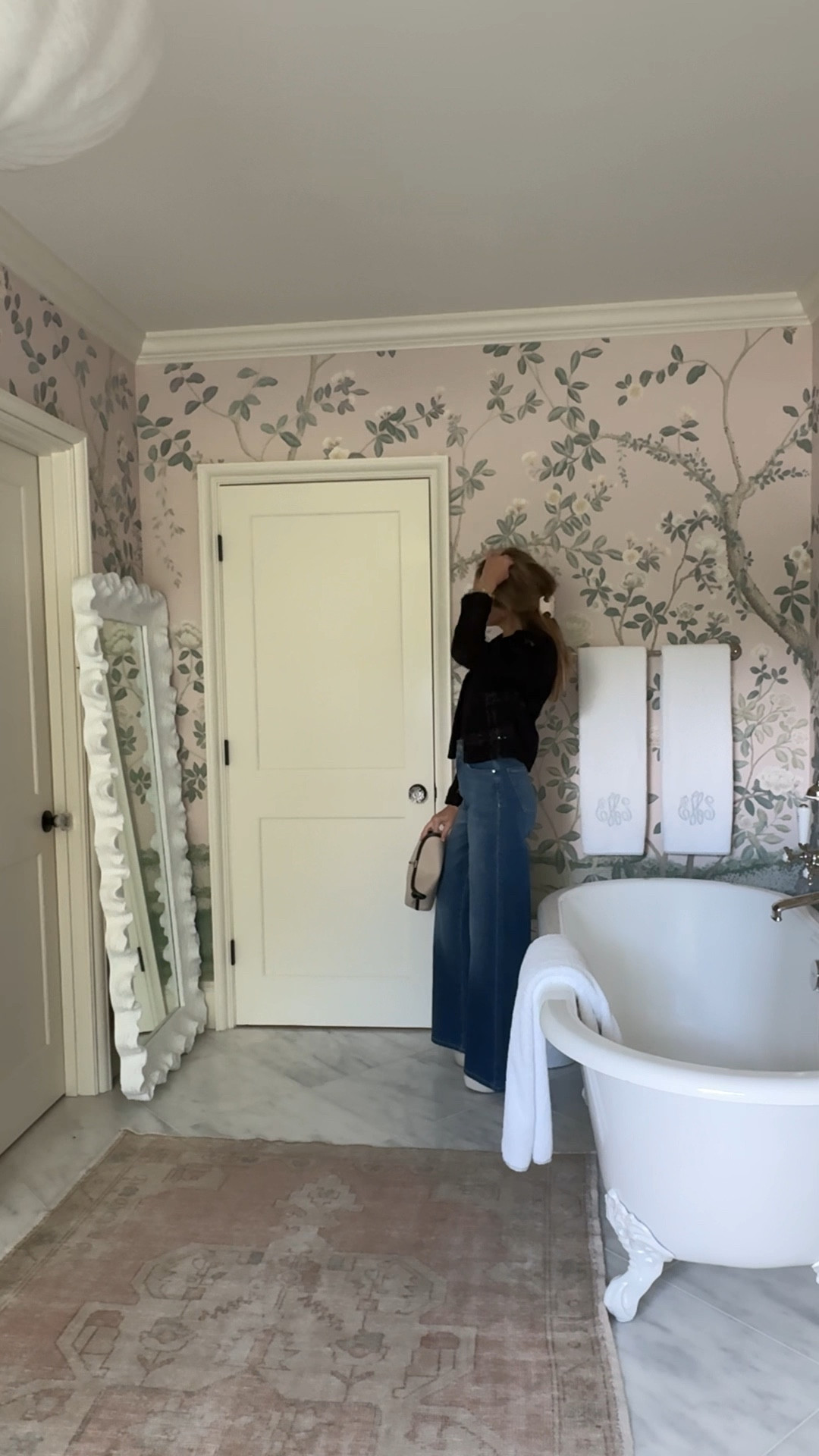 Fall outfits incoming. I dress in a uniform for the most part. Wide leg, high heel, lady jacket! Here are some pieces I’m loving for the cooler weather. 