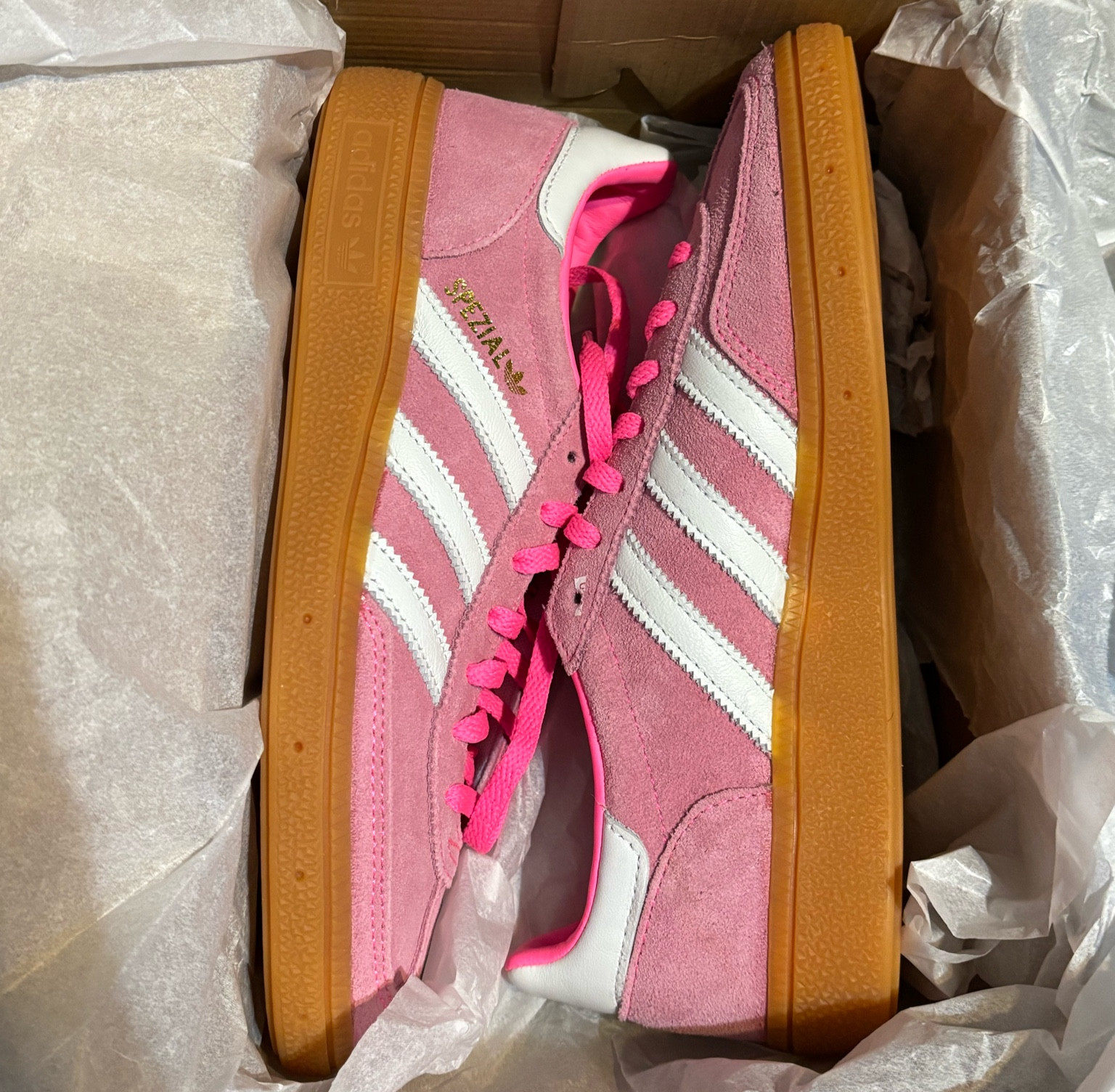 my boyfriend surprised me with a pair of “adidas Women's Handball Spezial” shoes and i’m obsessed with them !! 😍😍😍

#LTKStyleTip #LTKShoeCrush #LTKActive