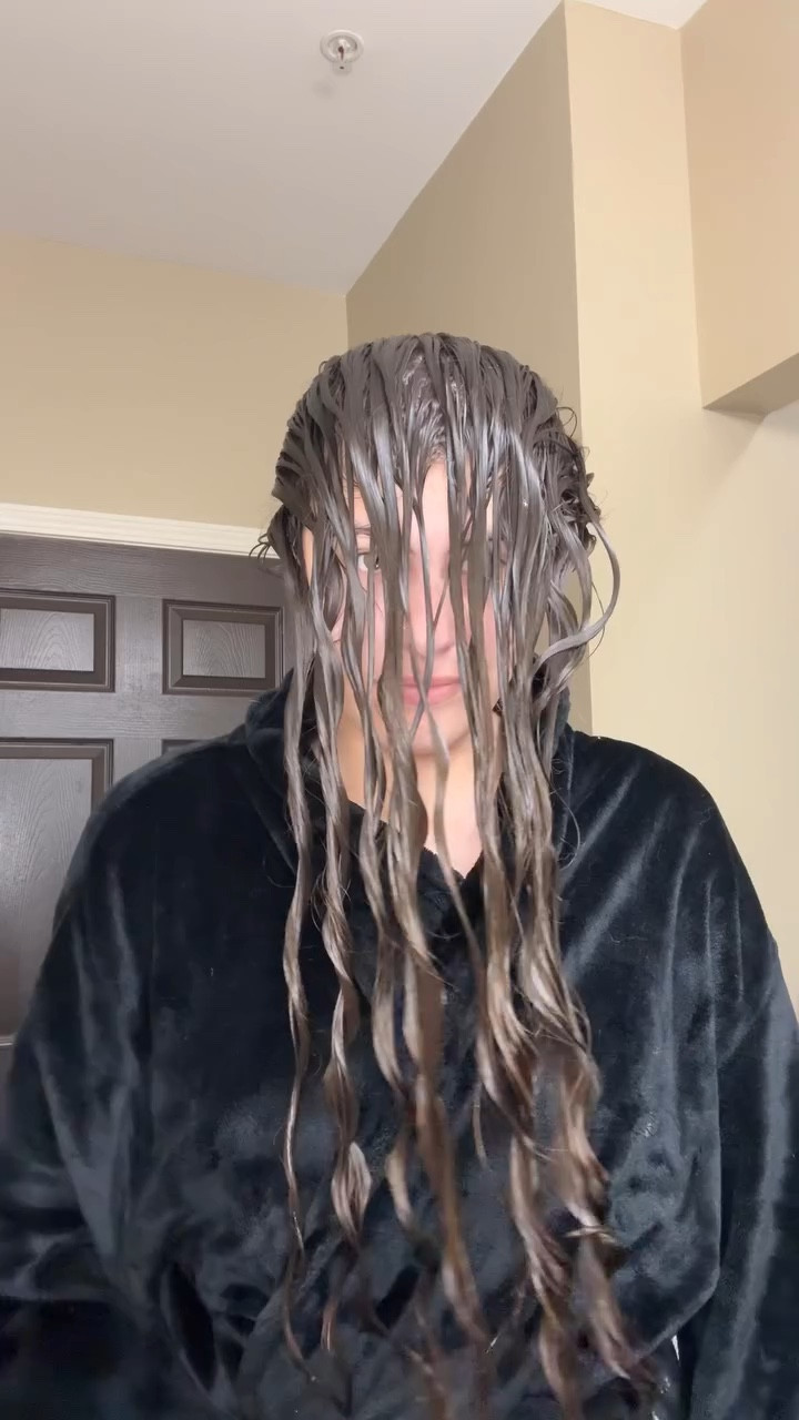 Let’s revive my 2B hair with @functionofbeauty! After years of heat damage and hair dye, my hair gets frizzy. I usually get lazy and just straighten it or put it in a braid. When I saw the Function of Beauty Wavy Hair Regimen at @target I knew I had to try it! It definitely has revived my waves after using it for a week 💜 I’ve been watching so many tutorials on how to take care of my hair so any tips or tricks are welcome! 🙏🏼 #ad 
#partnership #atlantahummingbirds @functionofbeauty @target #wavyhair #mrsatlanta