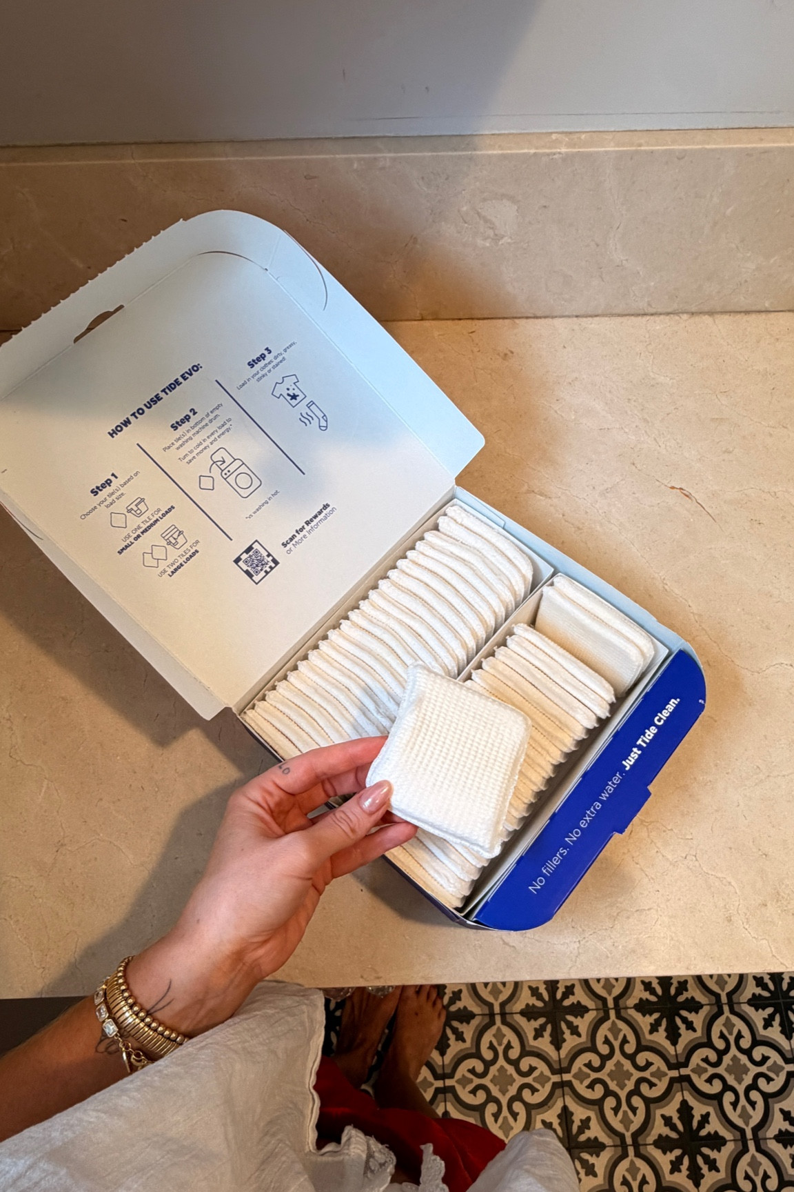 #ad Tide Evo is a brand new form of superior laundry detergent- It is made of 6 powerful layers woven into a magic tile
All in one scrubber, pre-treater, brightener, and freshener !!! #targetpartner #tidepartner #tide #tideevo @target @tidelaundry 