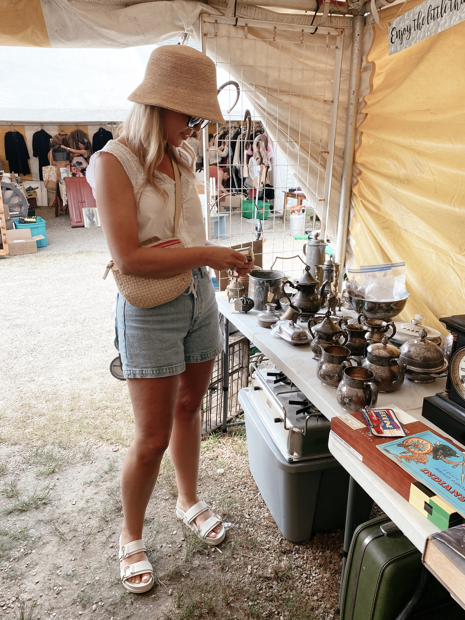 The perfect antique market outfit for 90 degree heat 😅 
Bought the sandals just for this trip since I knew we would be in dirt and muddy fields- they did great and no blisters 🙌🏼 