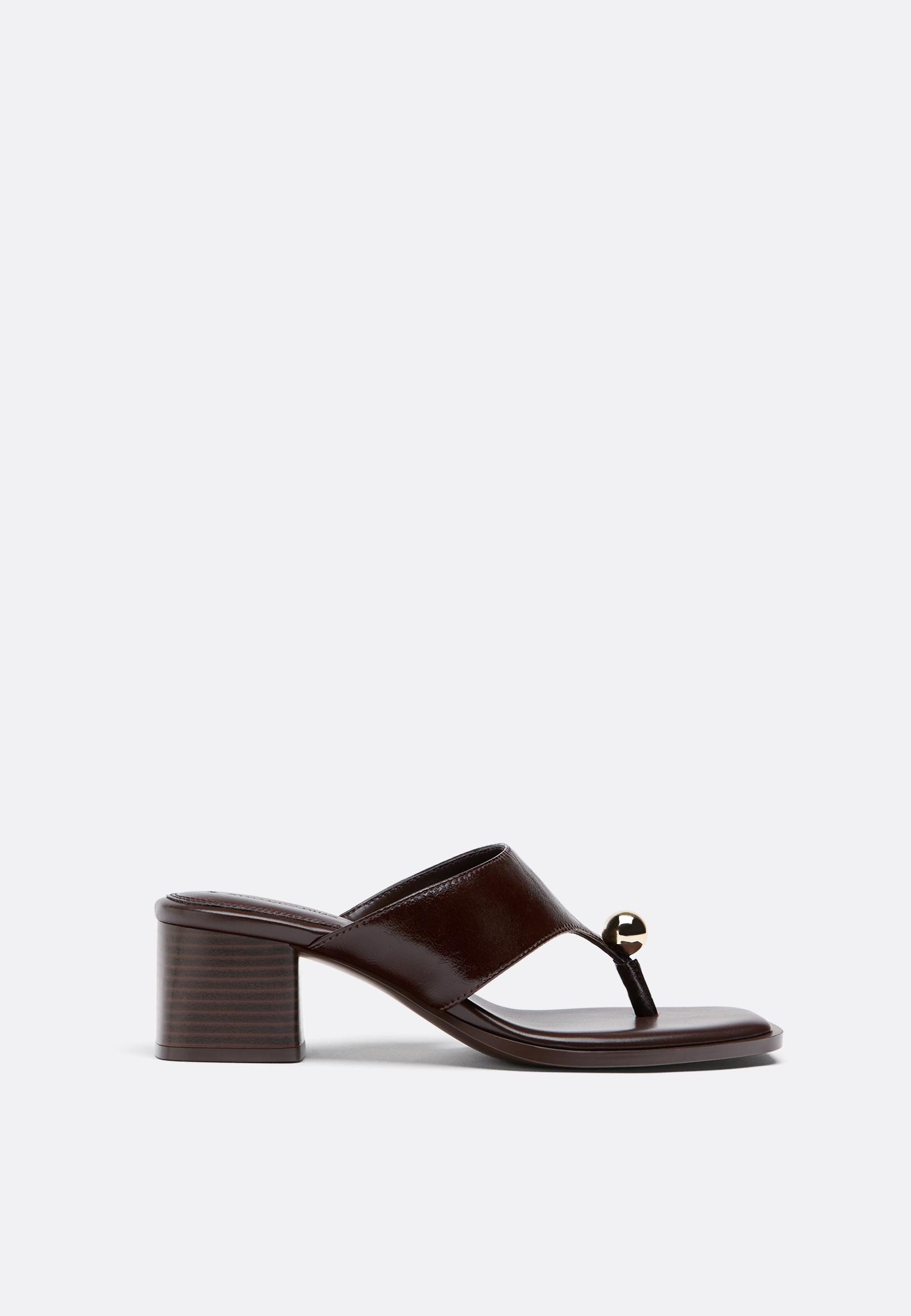 Sandalen mit breitem Thong-Absatz und Detail - Mode f\u00fcr Damen | Stradivarius Deutschland | Stradivarius DE