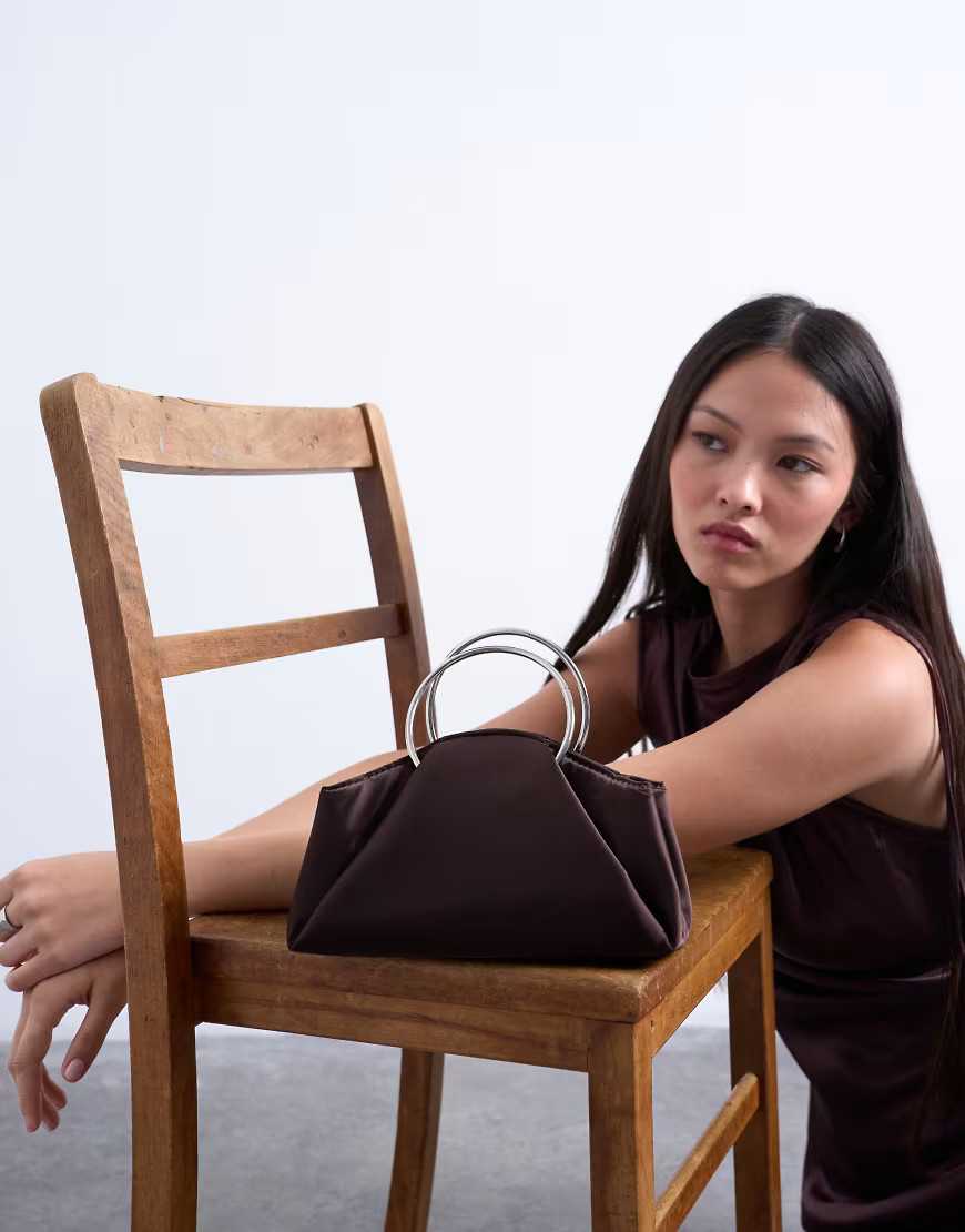 Topshop – Ginny – Handtasche in Schokobraun mit Metallgriff-Brown | ASOS (Global)