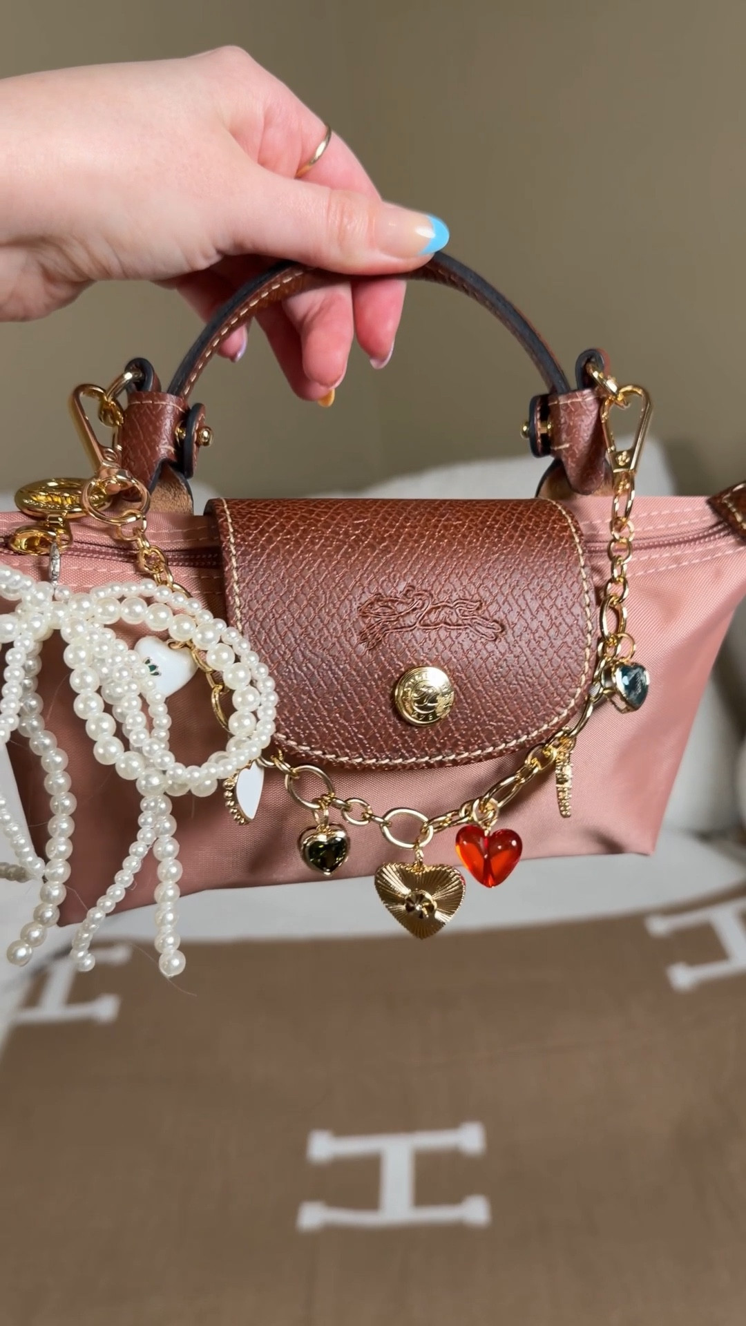 Just a lil reminder that Valentine’s Day is in 1 week with this Valentine inspired bag 💗❤️ comment BAG & I’ll dm you the links 💗

Longchamp Le Pliage mini pouch in pink (tea rose)
Heart bag chain from Amazon
Crossbody strap kit for Longchamp pouch 
Mini bag
Valentine’s Day bag 

#LTKValentine