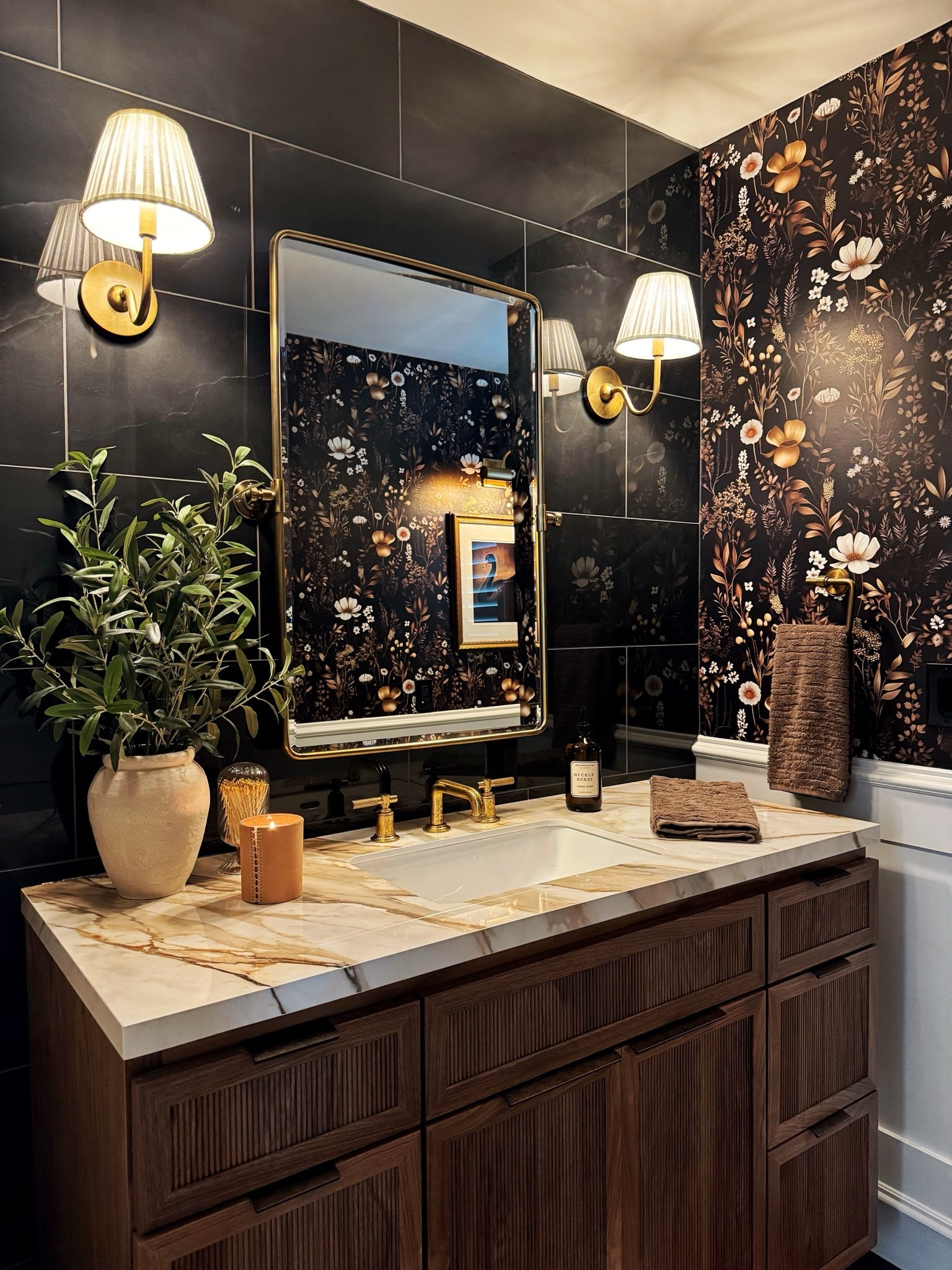 Dark and moody powder room details 🖤

#LTKHome