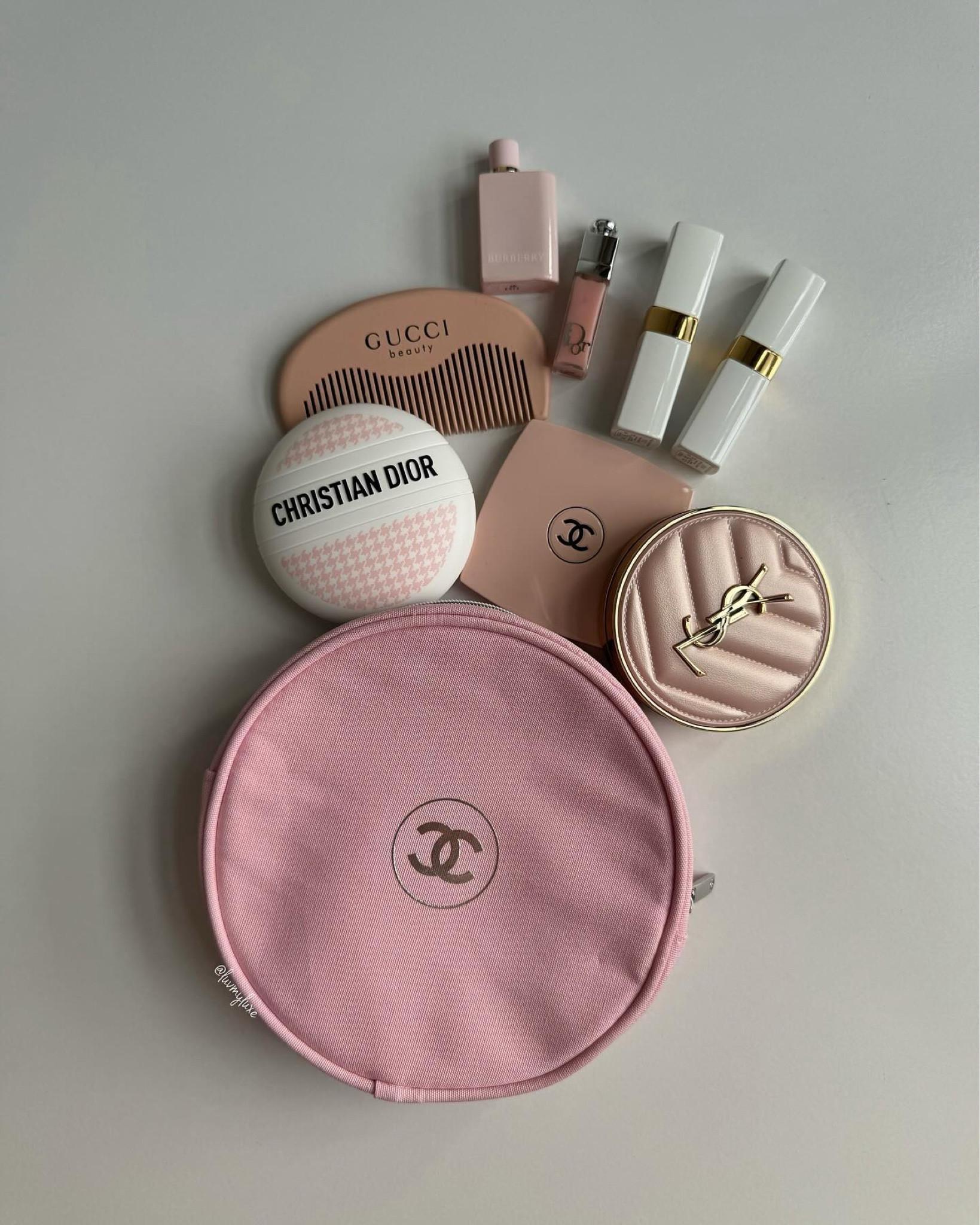Ahh, give me anything pink and I will fall in love with it 🤭 
Isn’t this GWP ChaneI pouch so cute 😍 it is from the Chance event that they had earlier this year. 

A little pink spill for midweek Wednesday 🩷🩷

.
.
.

#chanelbeauty #chanelgwp #chanelvip #bagspill #makeup #cosmeticcollection #ugc #ugccreator #chanelpouch #chanelmakeuppouch #diorhandcream #chanelcollection