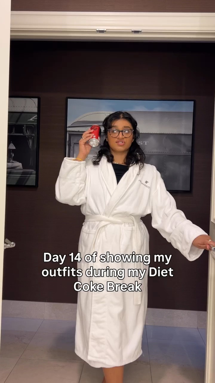 had to bring a fun jacket to Chicago and it was easy thanks to @renttherunway !! use code RTRXAGORJALA for 50% off your first month 🐆🐆🐆 #rtrpartner #rtrmuse