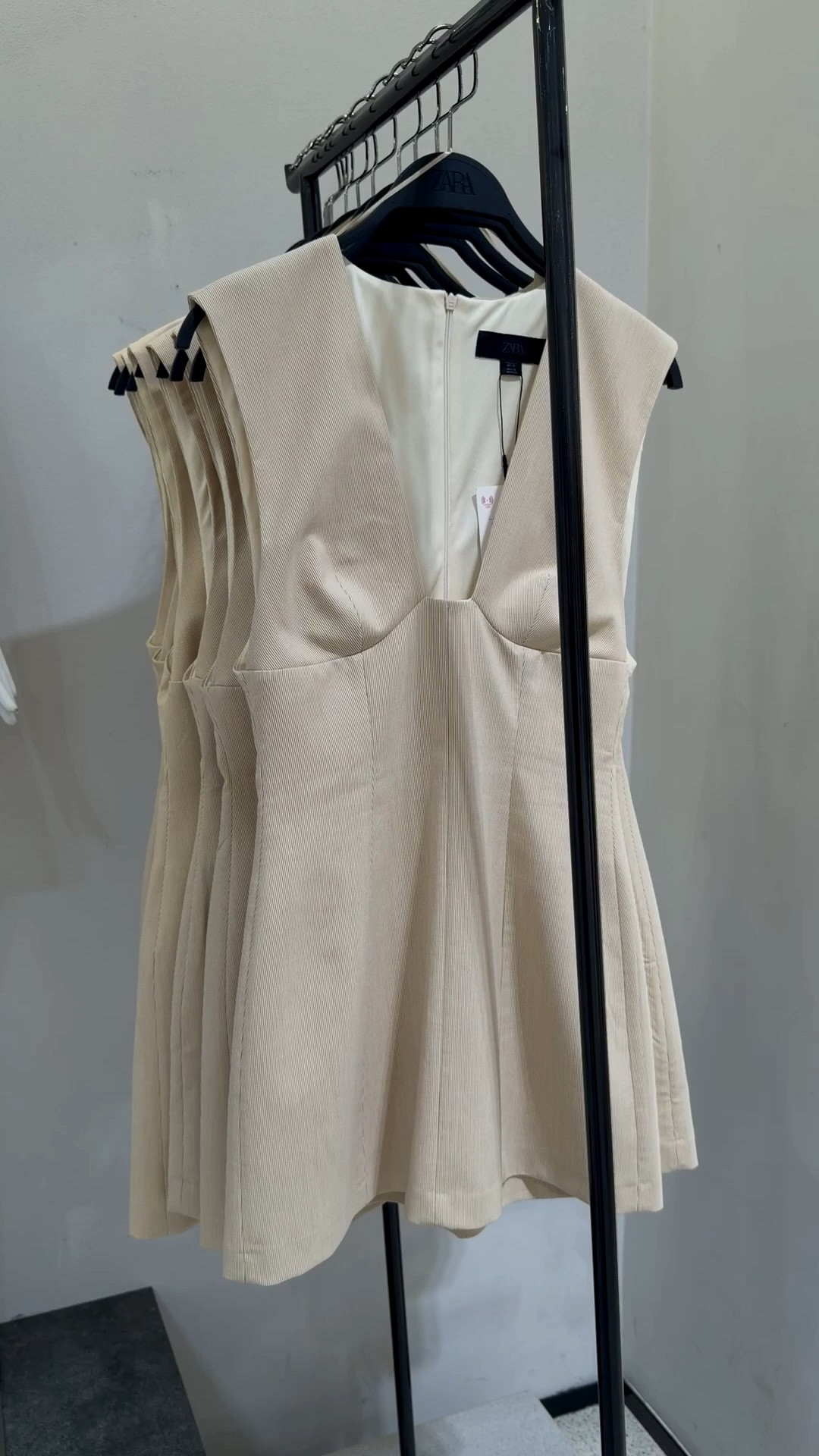 This dress is the epitome of chic!! 

#LTKootd #LTKPetite #LTKSeasonal