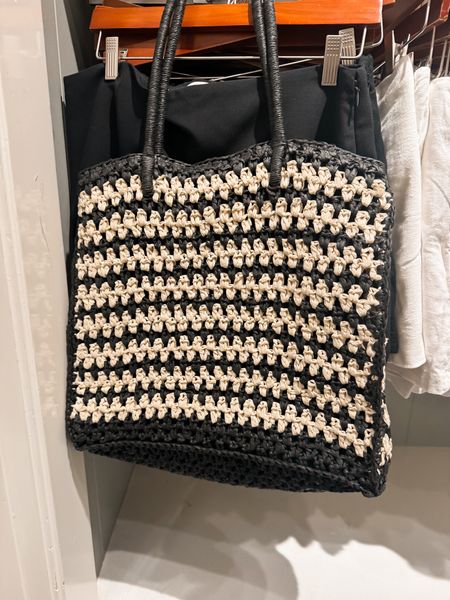 Weave bag from Abercrombie 
Summer bag 
Black and white 

#LTKFindsUnder100 #LTKItBag #LTKStyleTip