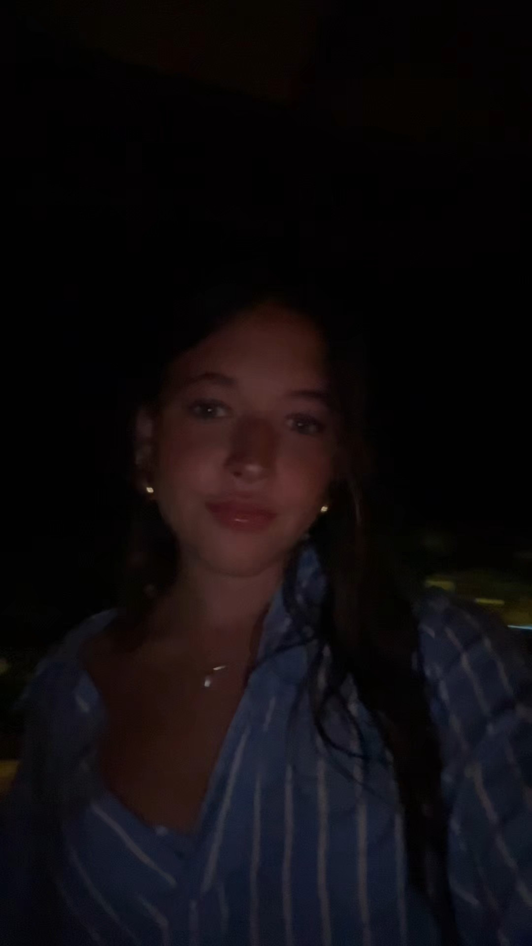 top: aqua
skirt: free people
earrings: amazon
necklace: evry jewels