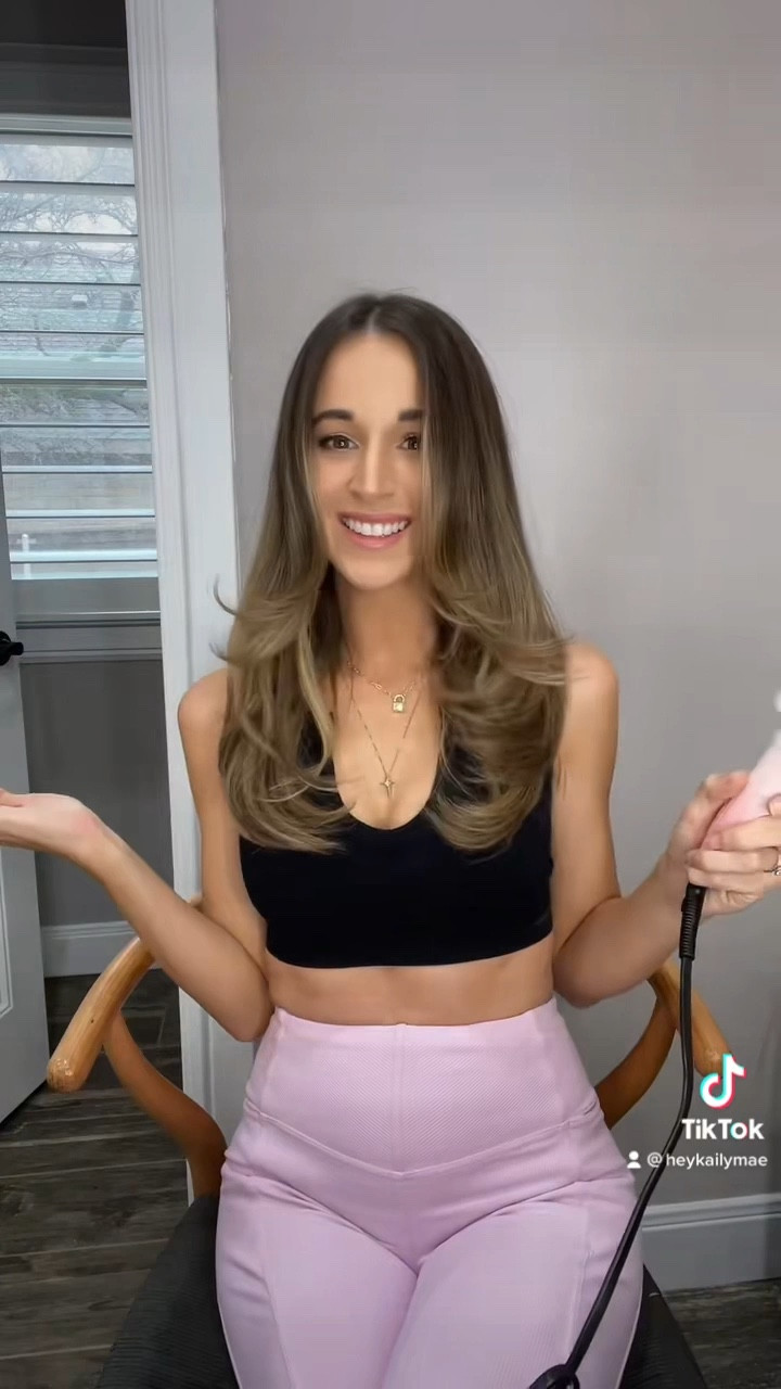 Best faux blowout round brush!! This hair tool takes only a minute or two to warm up and it’s so easy to use! I absolutely love it. 

Hairstyles | faux dyson hair | hair tools 

#LTKbeauty #LTKstyletip #LTKFind