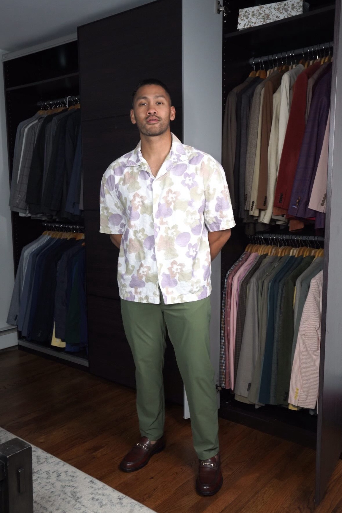 We’re all about the relaxed fit lately and it’s been the bees knees 🐝

Living in linen and this time around with some floral prints too! We played around with the accent color of green and I think this look came out beautifully! 

Side note, the relaxed fit was awesome because every now and then I’d catch a gust of wind that went under the shirt & it was divine 😂

Shirt @rhythm @revolve @revolveman 
Pants @32degreesofficial @costco 
Watch @tissot_official @tourneau 
Bracelet @davidyurmanmen @bloomingdales 
Shoes @marcnolanshoes