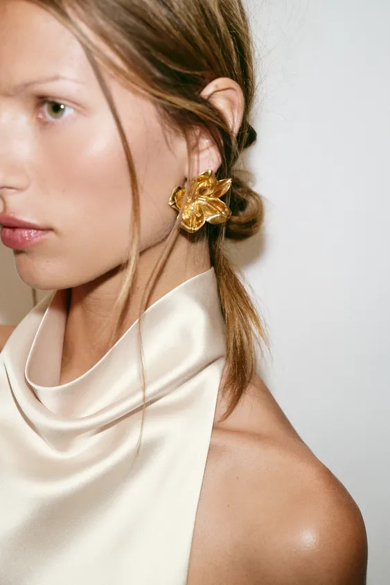 EMBOSSED FLOWER EARRINGS | Zara UK