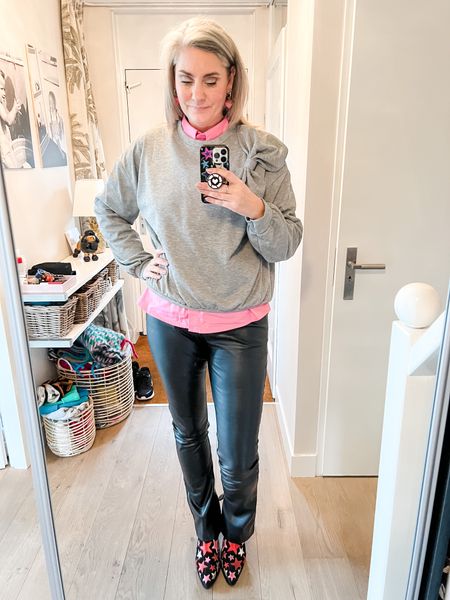 Outfits of the week 

This Friday I am wearing an oversized grey sweatshirt over a pink cotton buttondown paired with faux leather trousers and star studded western boots. 



#LTKeurope #LTKstyletip #LTKshoecrush