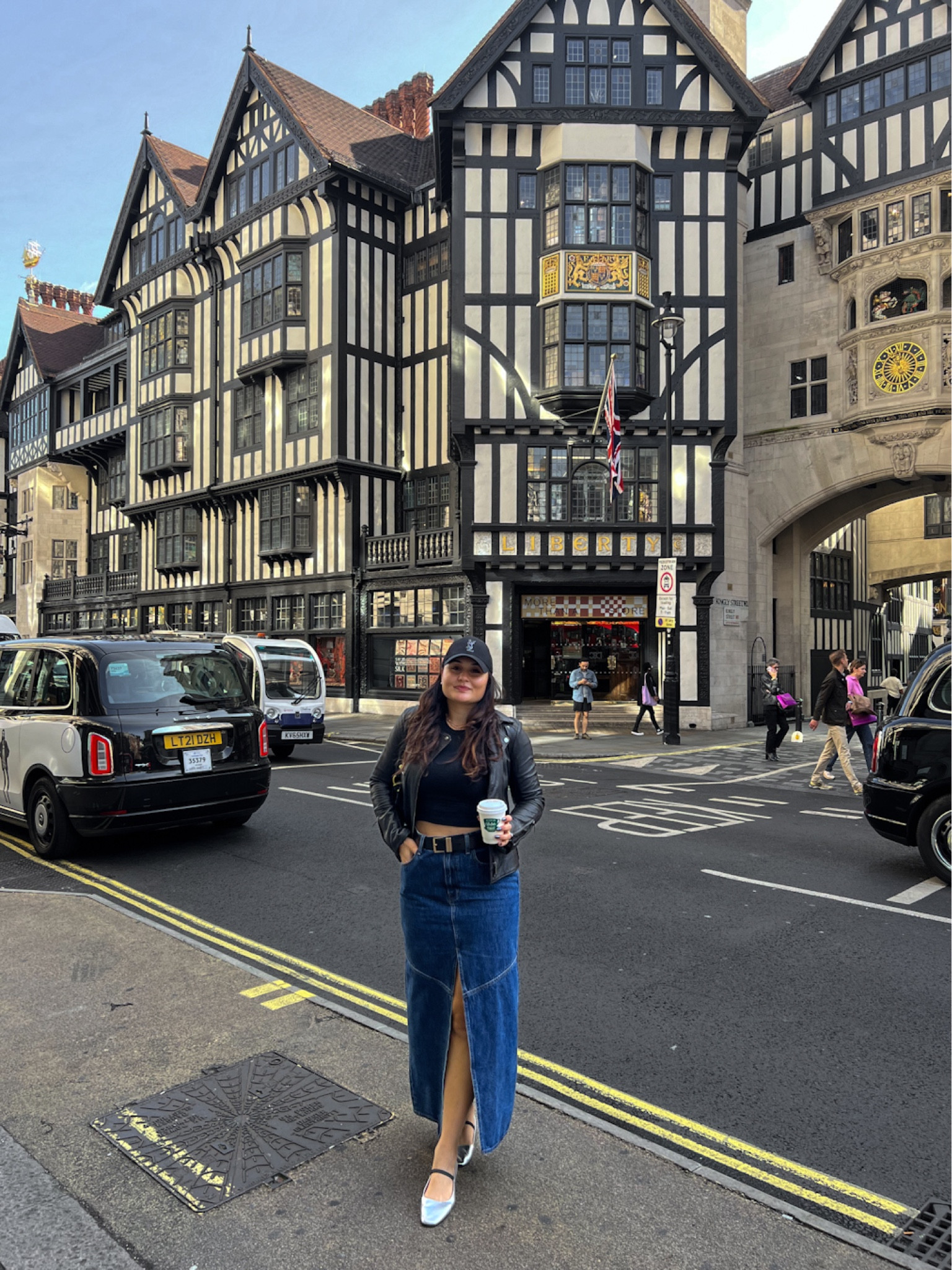 Outfits I wore in London

Maxi denim skirt 
Crop tee 
Ballet flats 