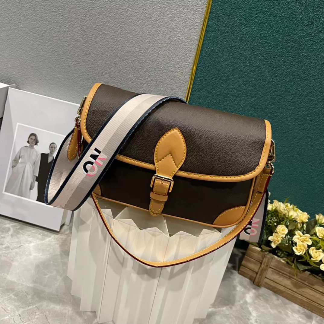 Louis Vuitton Shoulder Bags (M46386)