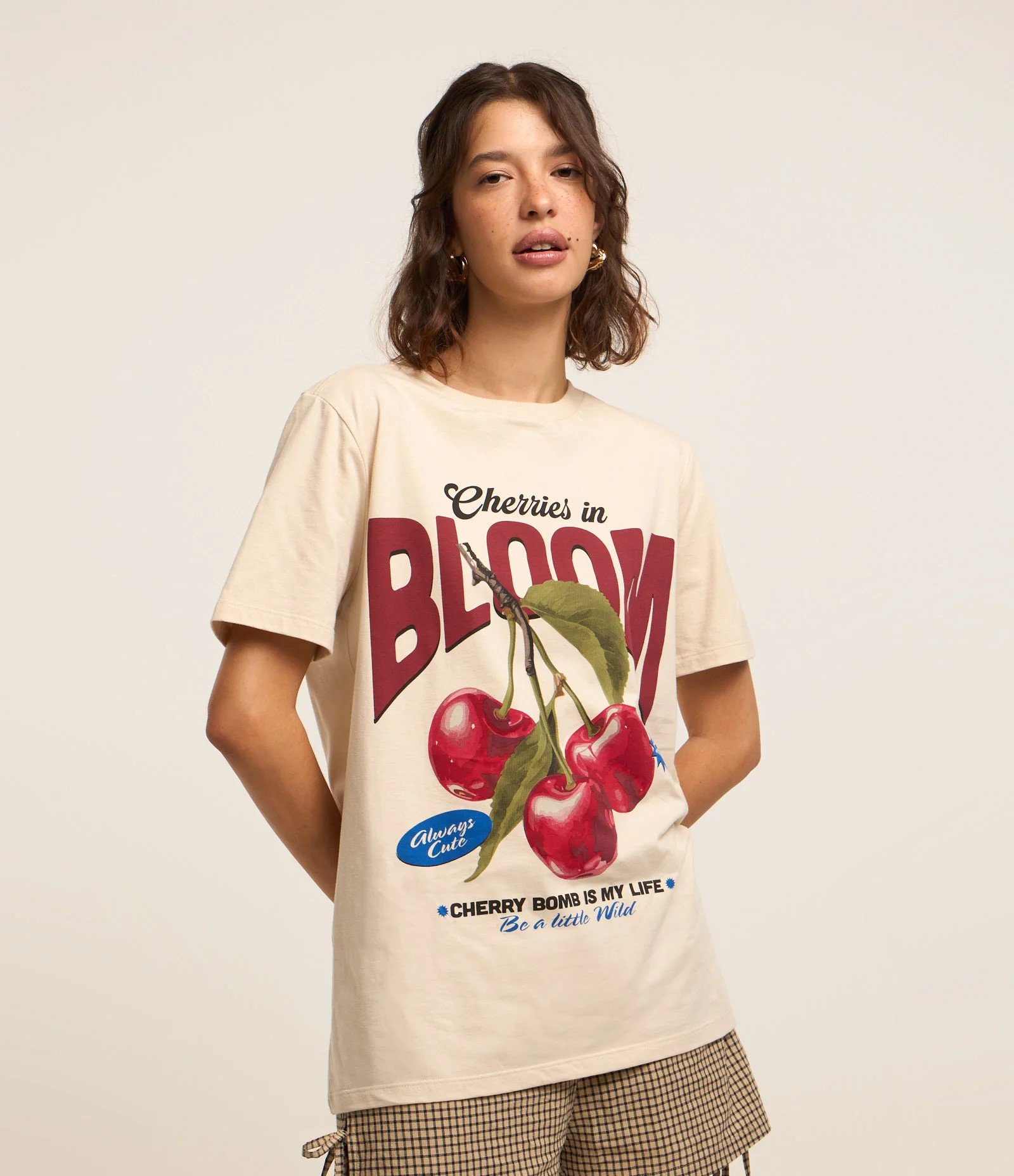 Camiseta Alongada em Algodão com Estampa de Cereja Off White - Lojas Renner | Renner (BR)